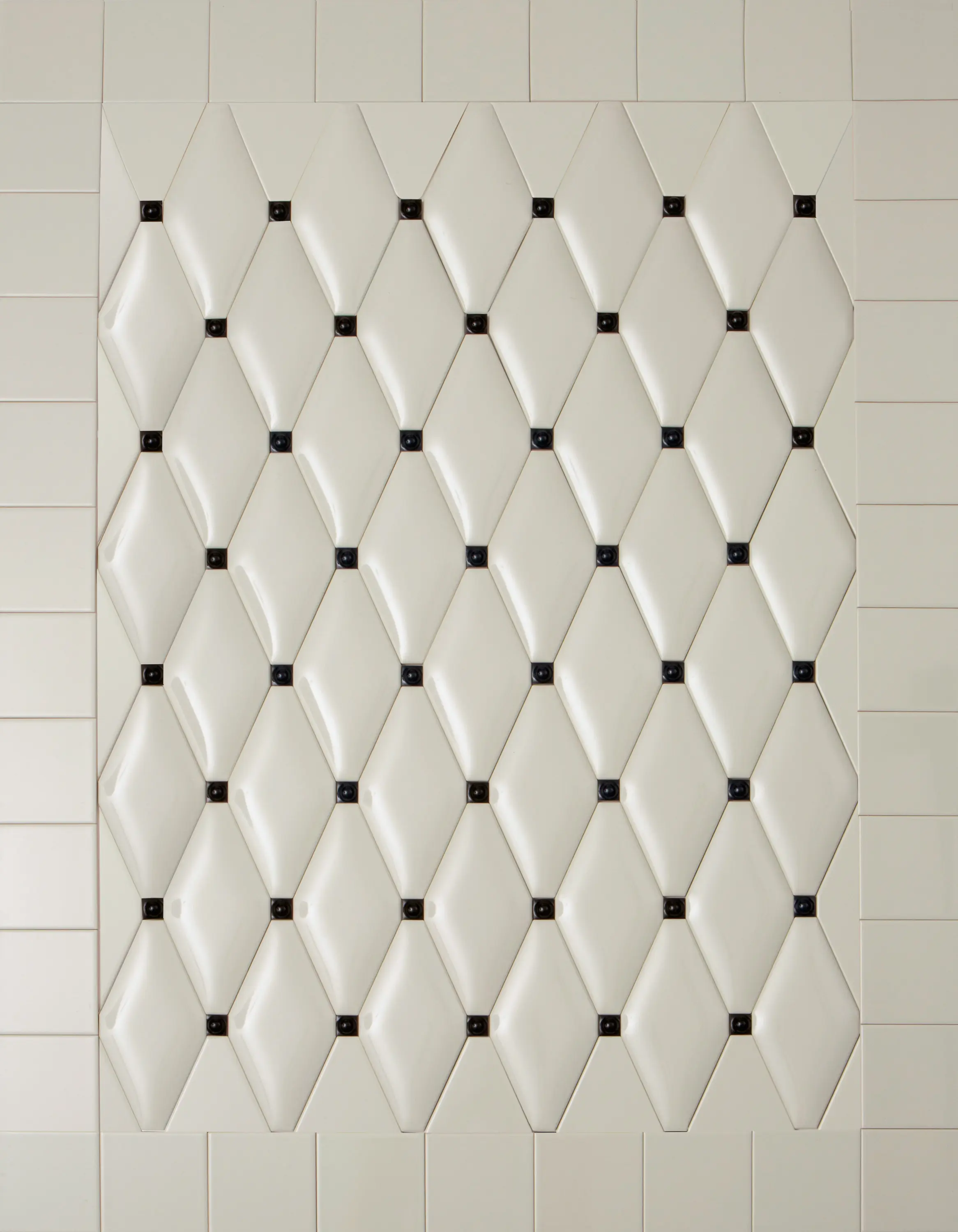 Petracer's Ceramics - Capitonné pearl rounded with black insets