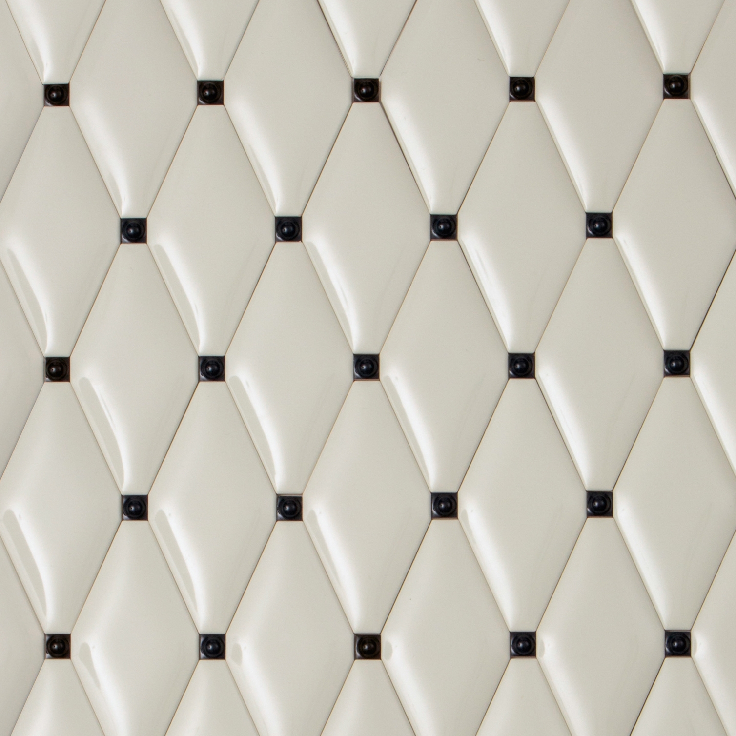 Afficher le produit Capitonné pearl rounded with black insets du fabricant Petracer's Ceramics
