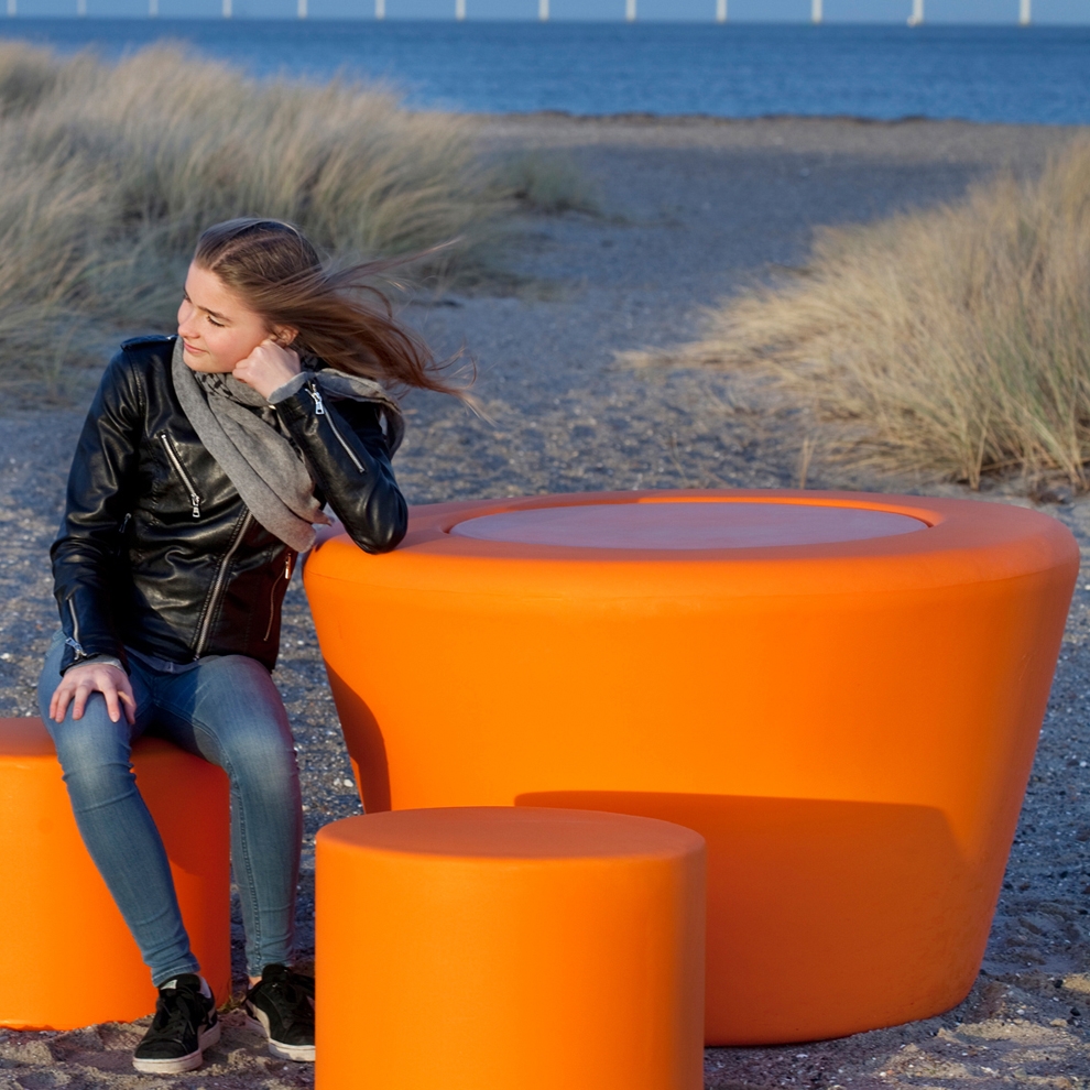 Mostrar el producto Loop Cone Table #169 del fabricante out-sider