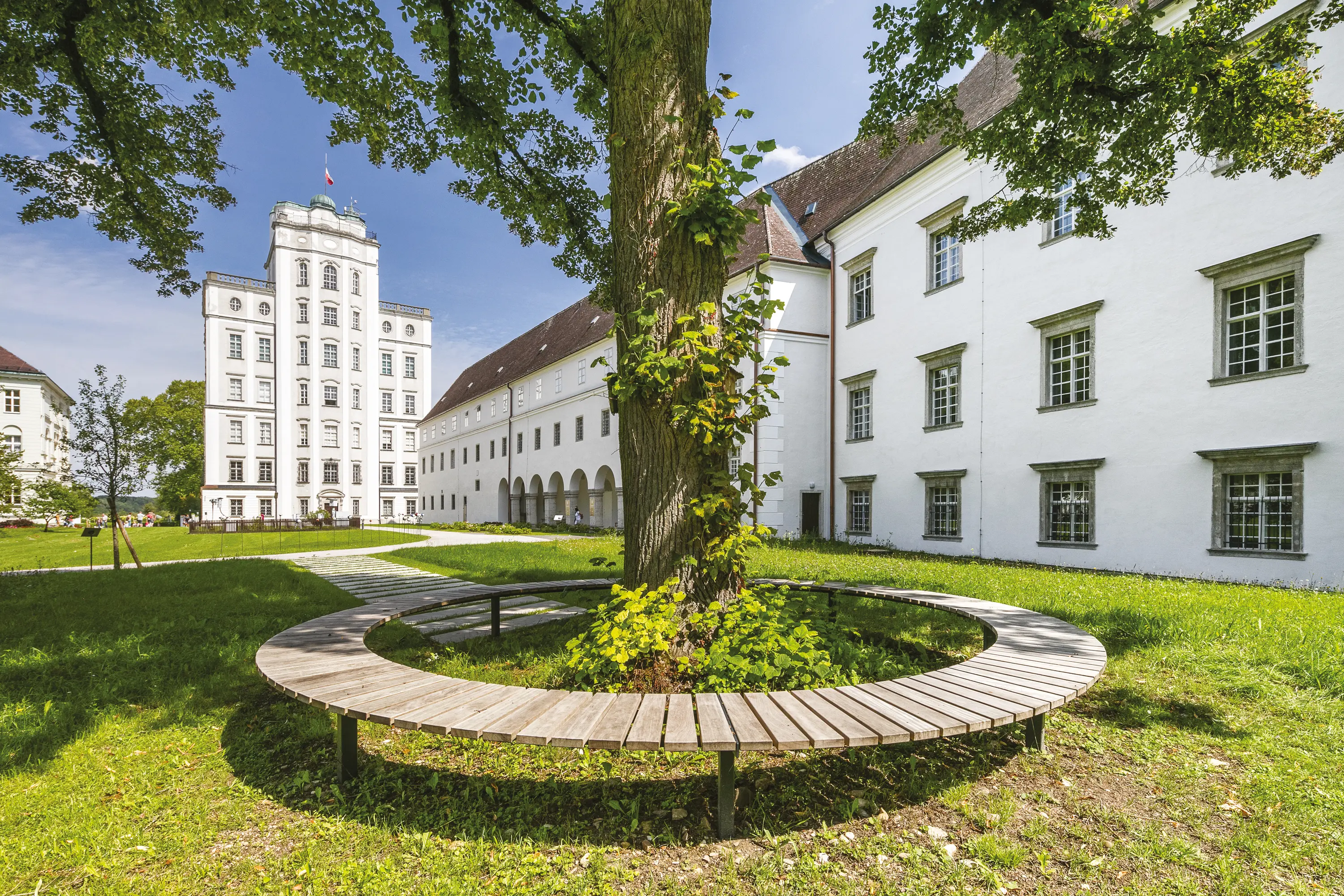 mmcité - vera solo | Modular curved extended benches