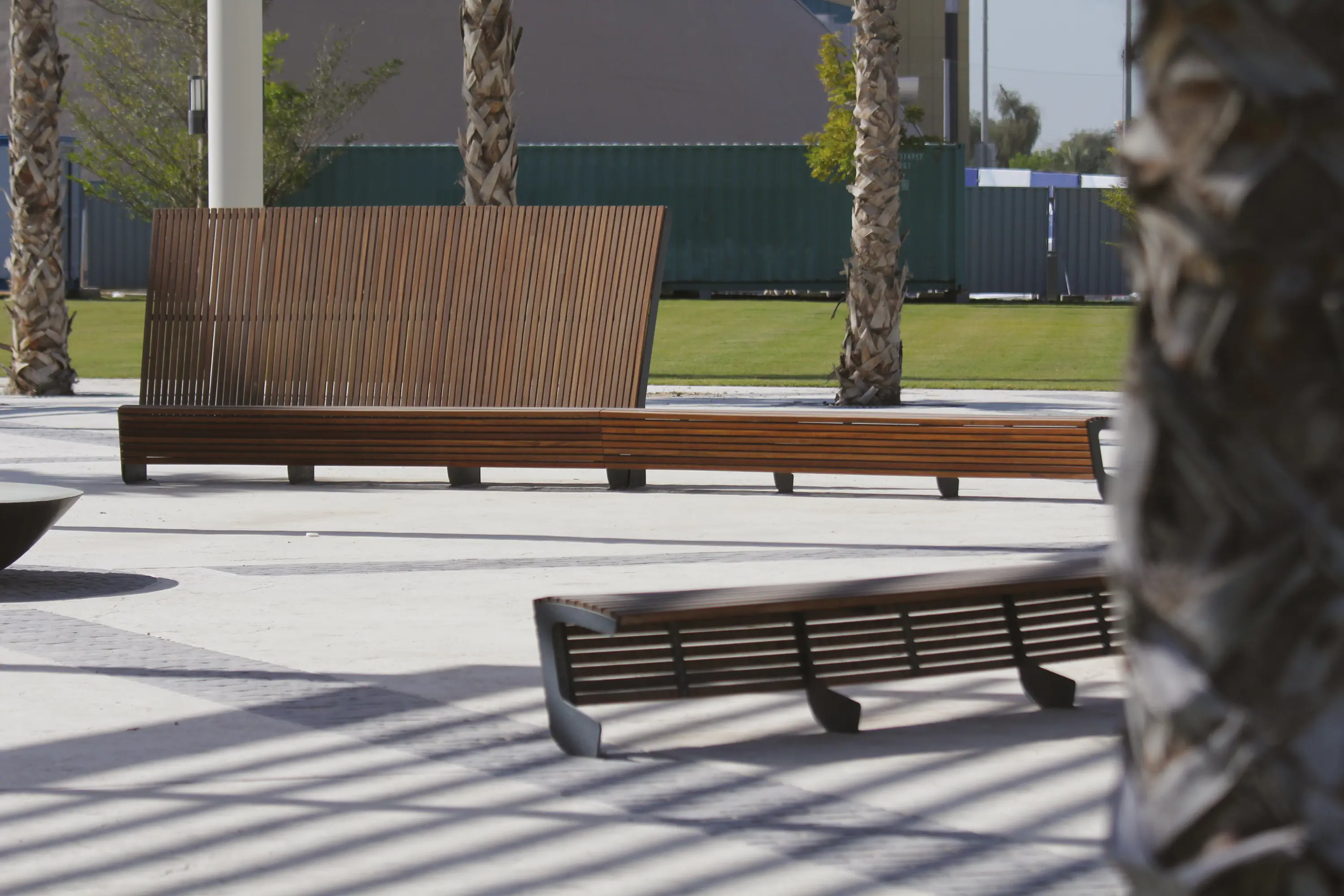 mmcité - landscape | Curved park bench with high backrest