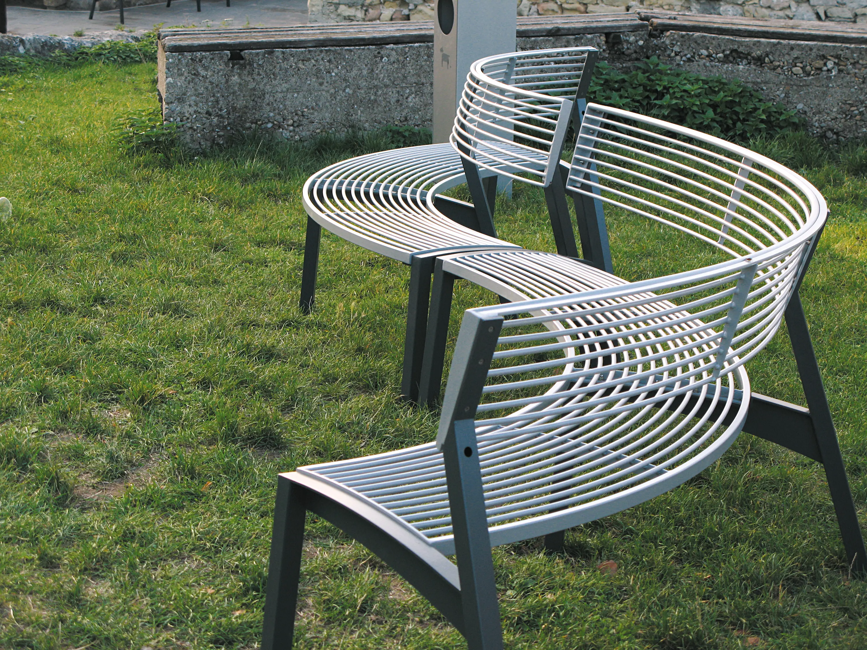 mmcité - vera | Curved park bench with backrest