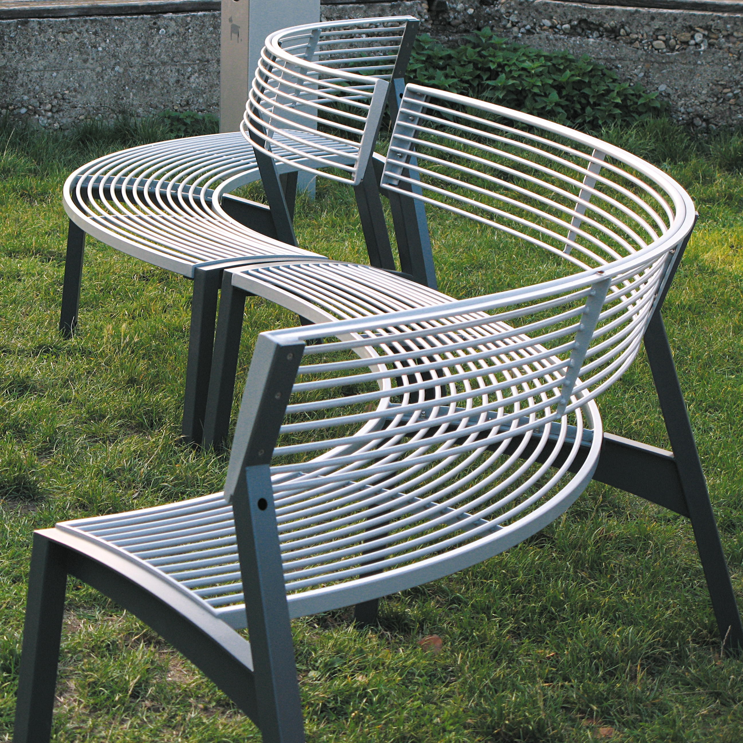 Display product vera | Curved park bench with backrest from manufacturer mmcité