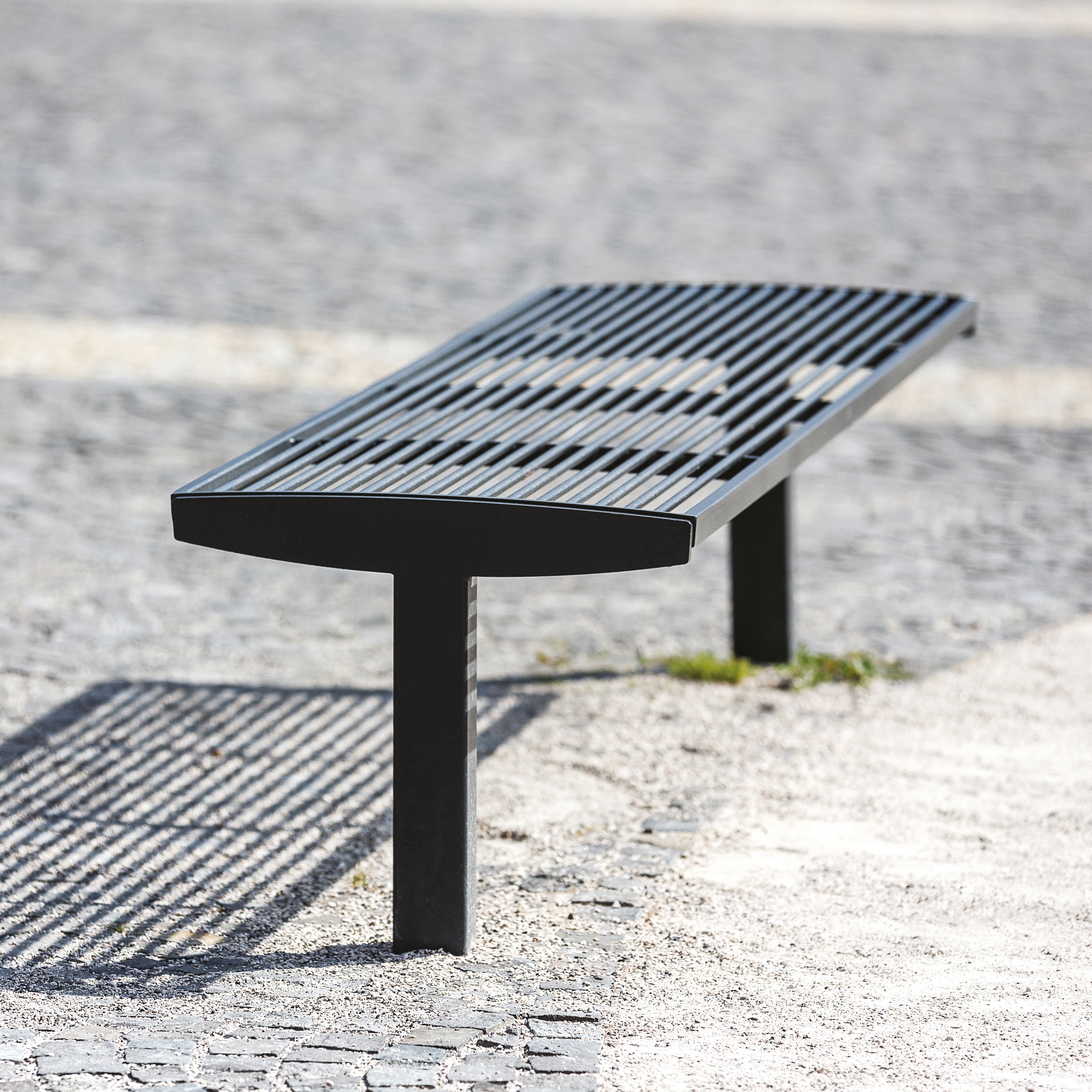 Display product vera solo | Park bench on a central leg from manufacturer mmcité