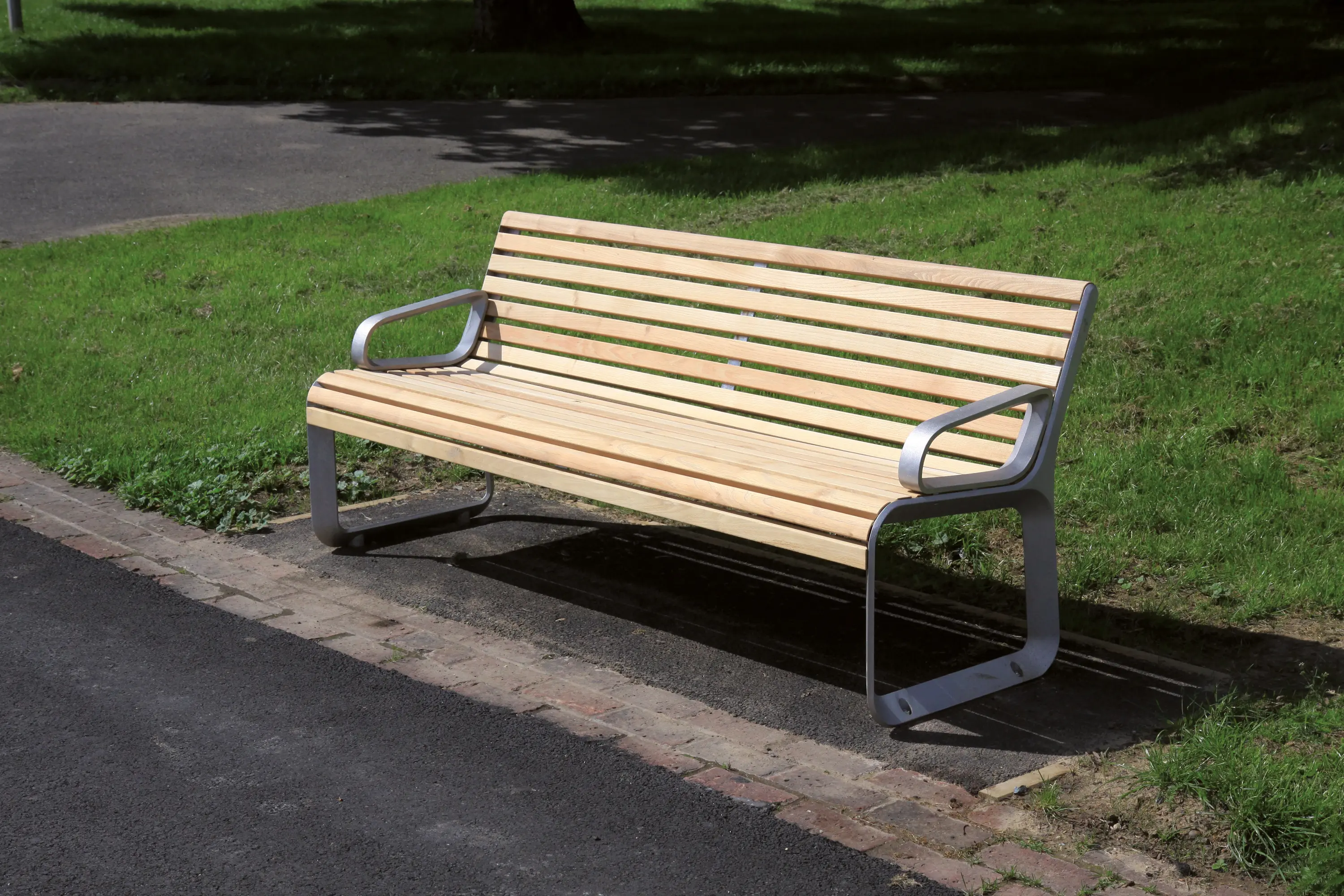 mmcité - portiqoa | Park bench with backrest and armrests