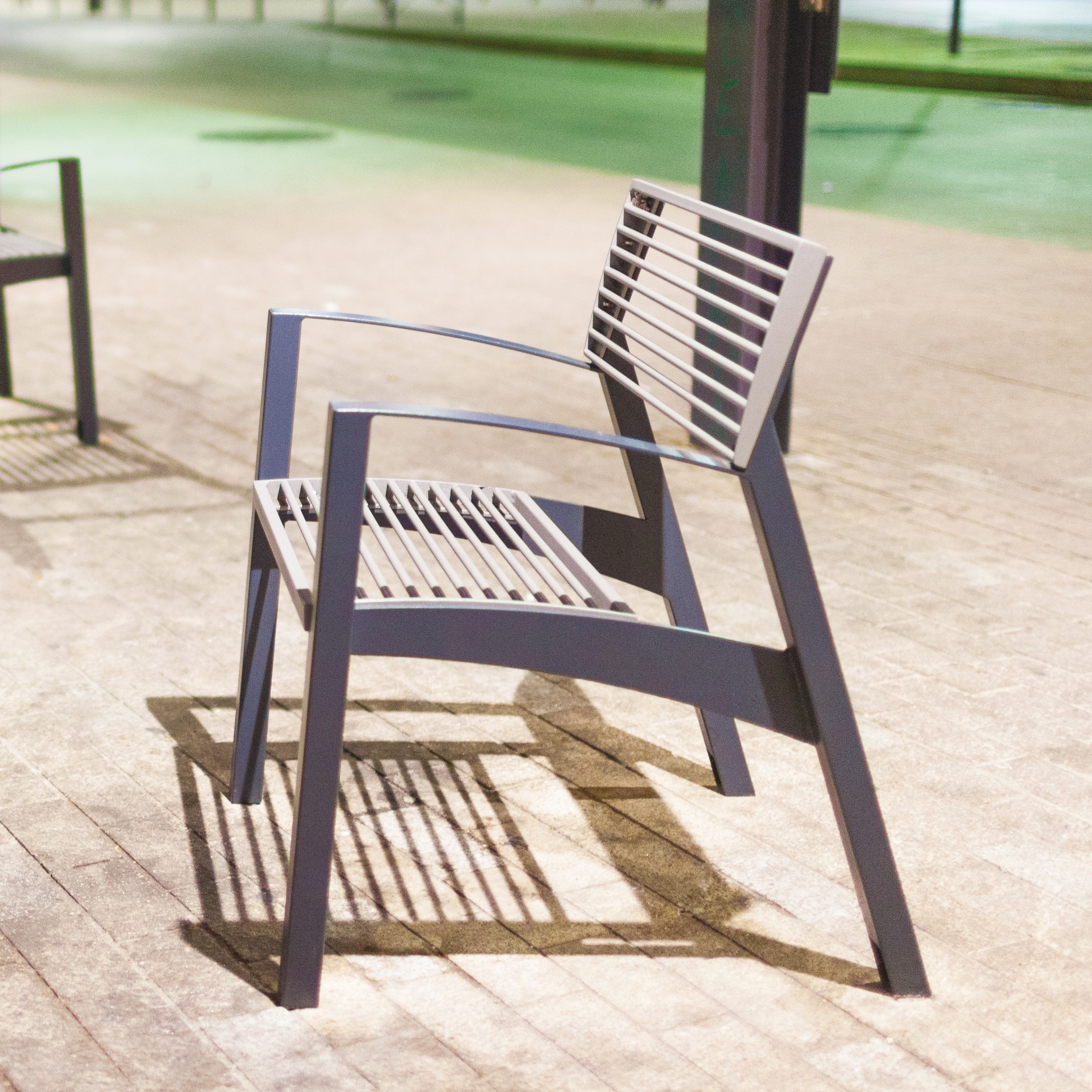 Display product vera | Park bench with backrest and armrests from manufacturer mmcité