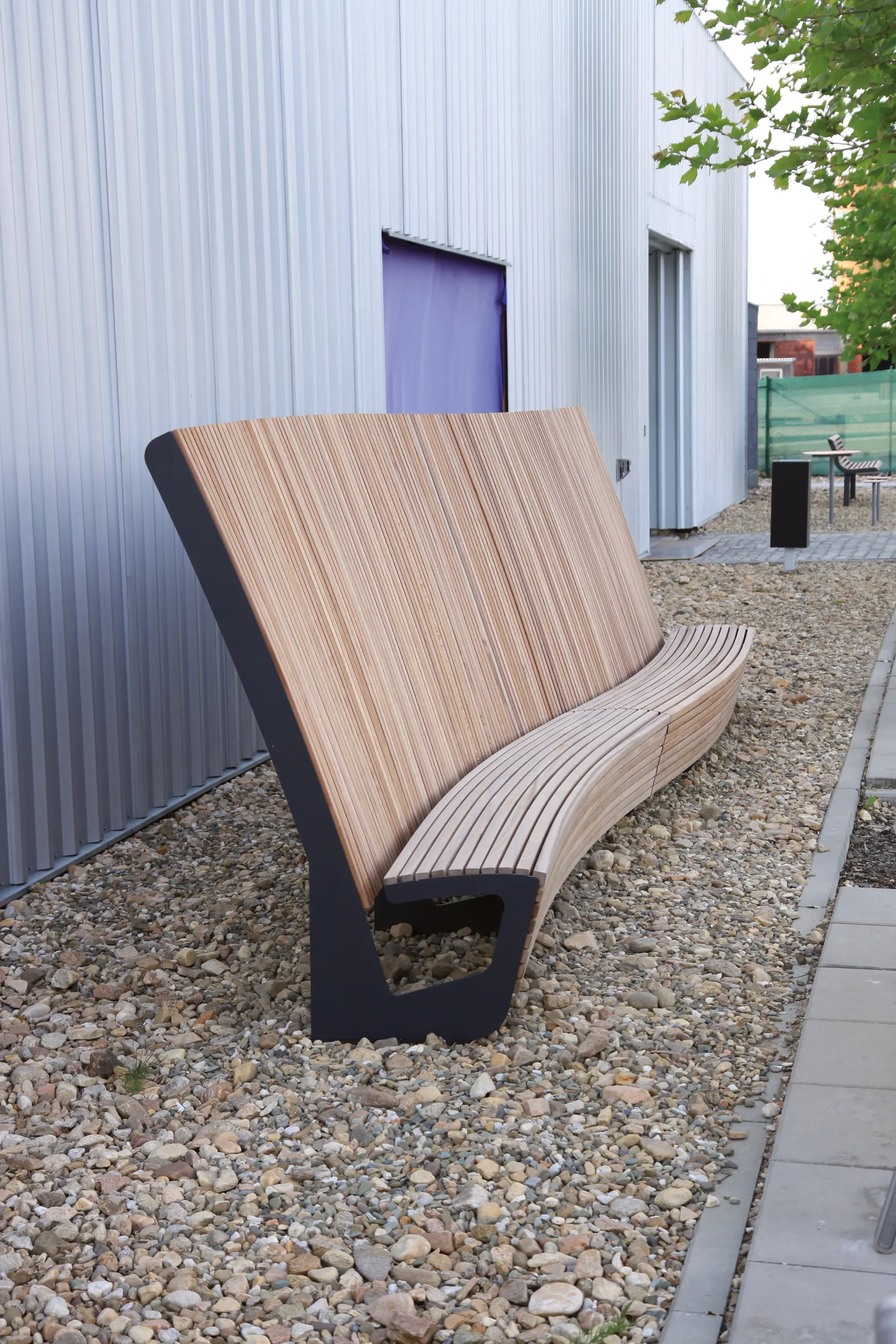mmcité - landscape | Curved park bench with high backrest