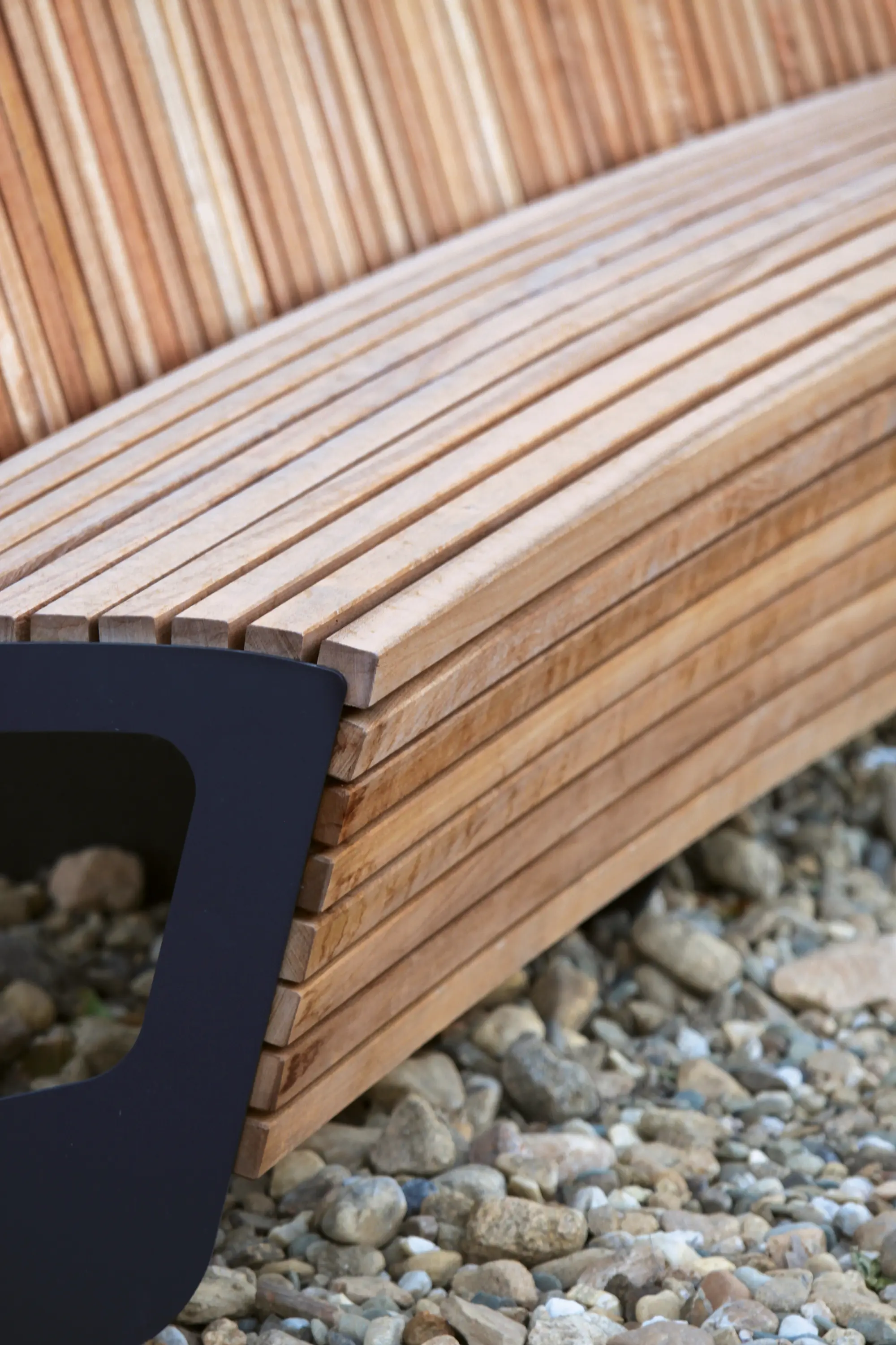 mmcité - landscape | Curved park bench with high backrest