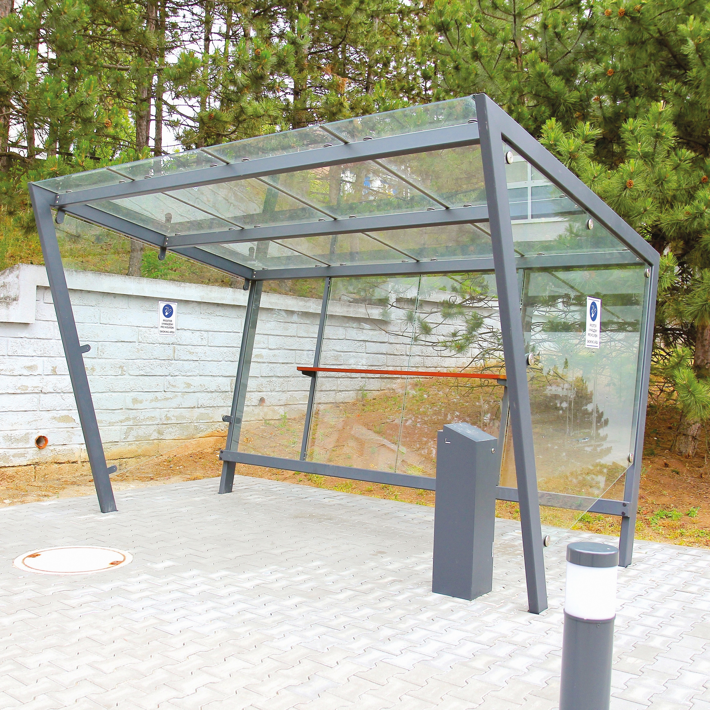 Display product edge | Shelter for smokers with flat roof from manufacturer mmcité
