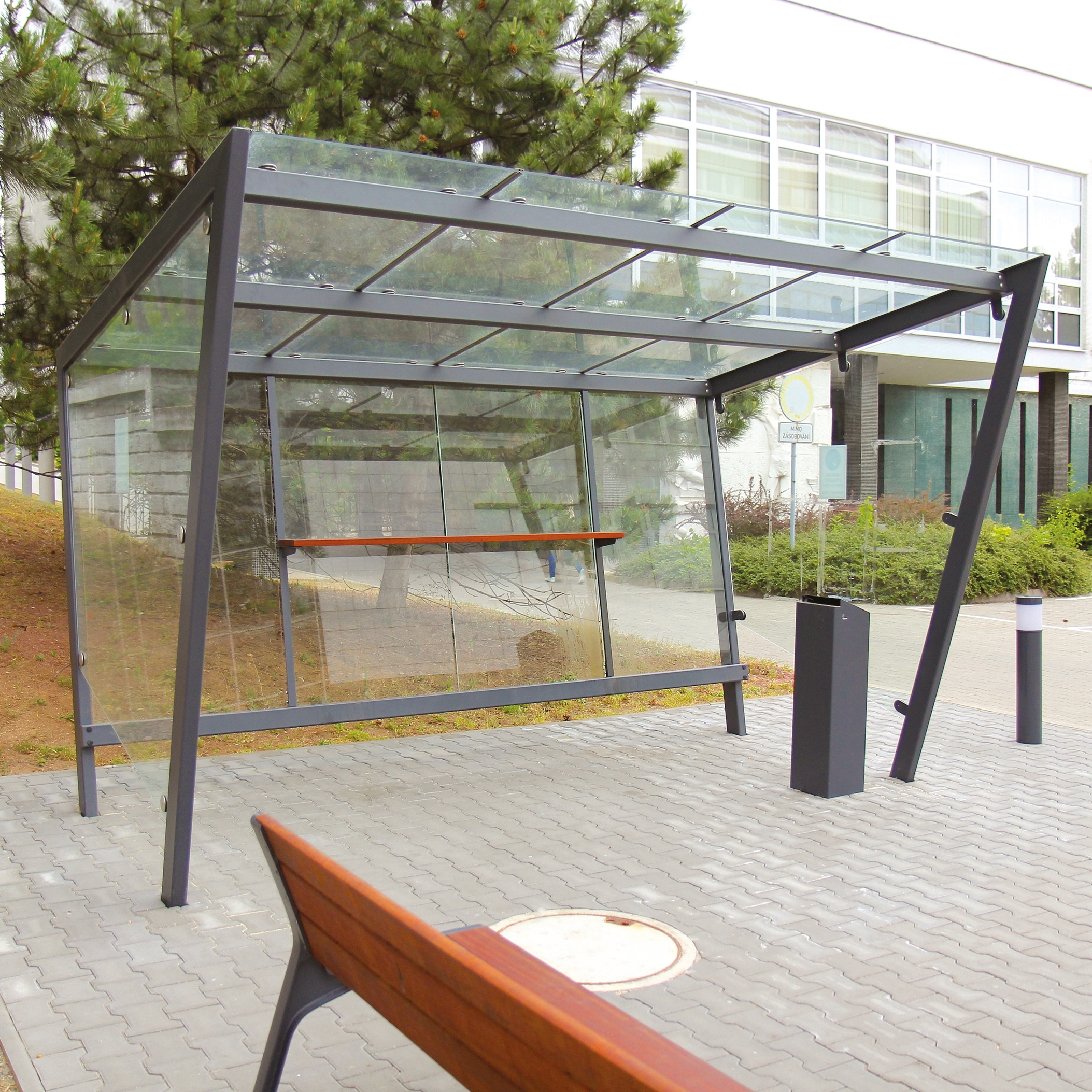 edge | Shelter for smokers with flat roof