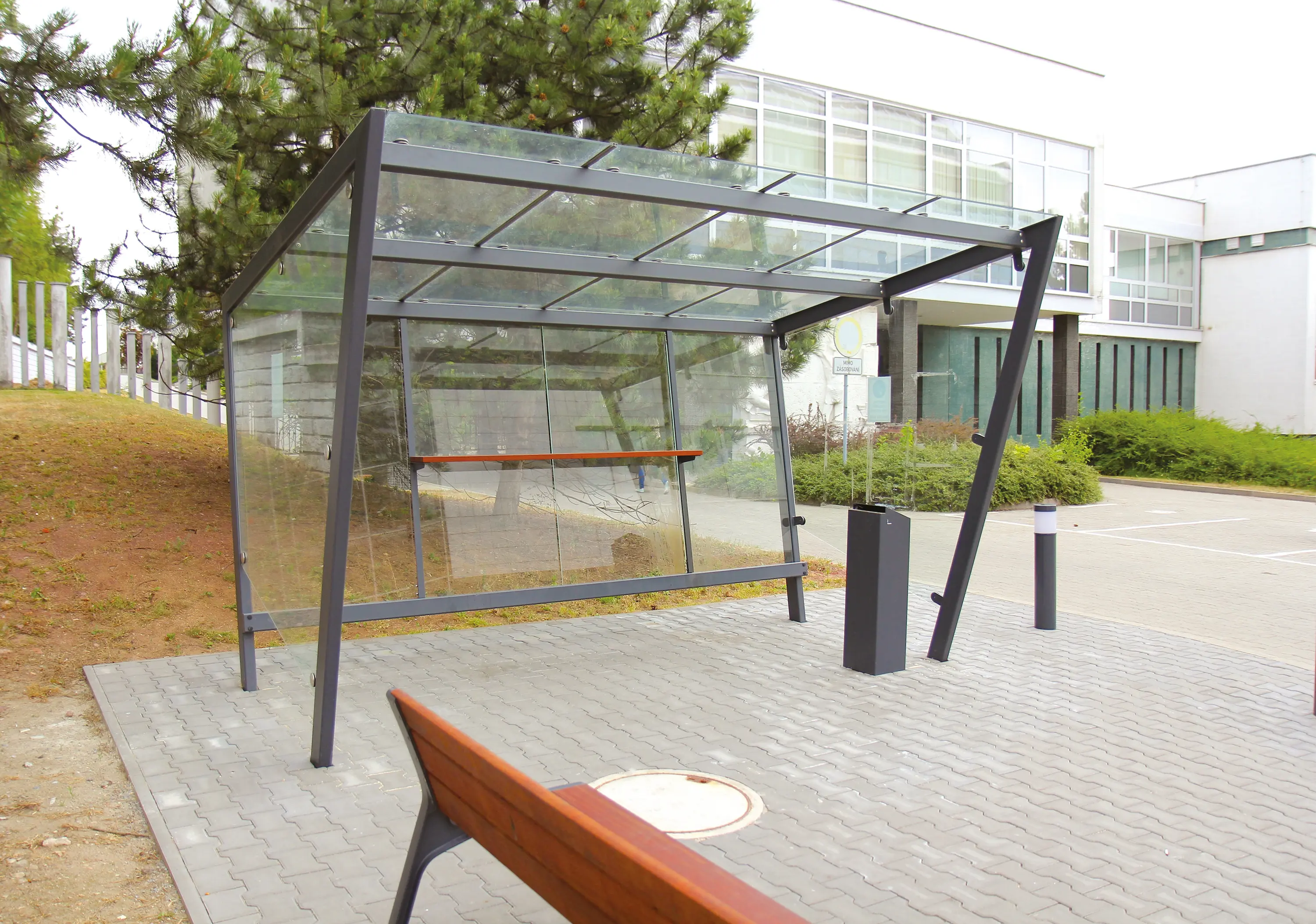 mmcité - edge | Shelter for smokers with flat roof