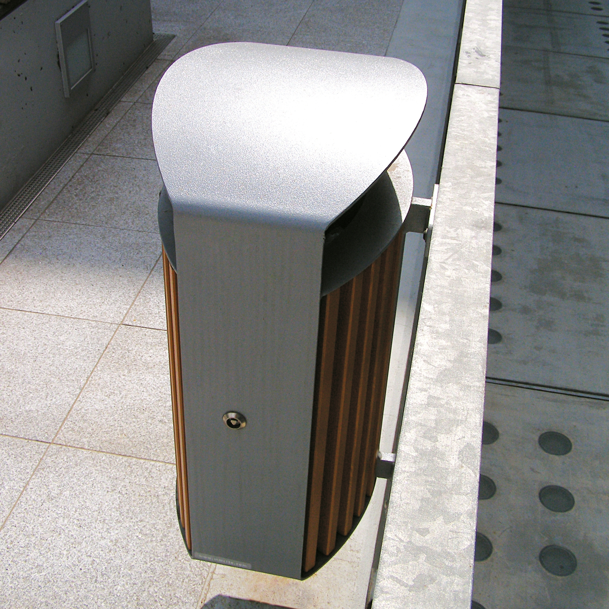 Display product lena | Litter bin with cover from manufacturer mmcité