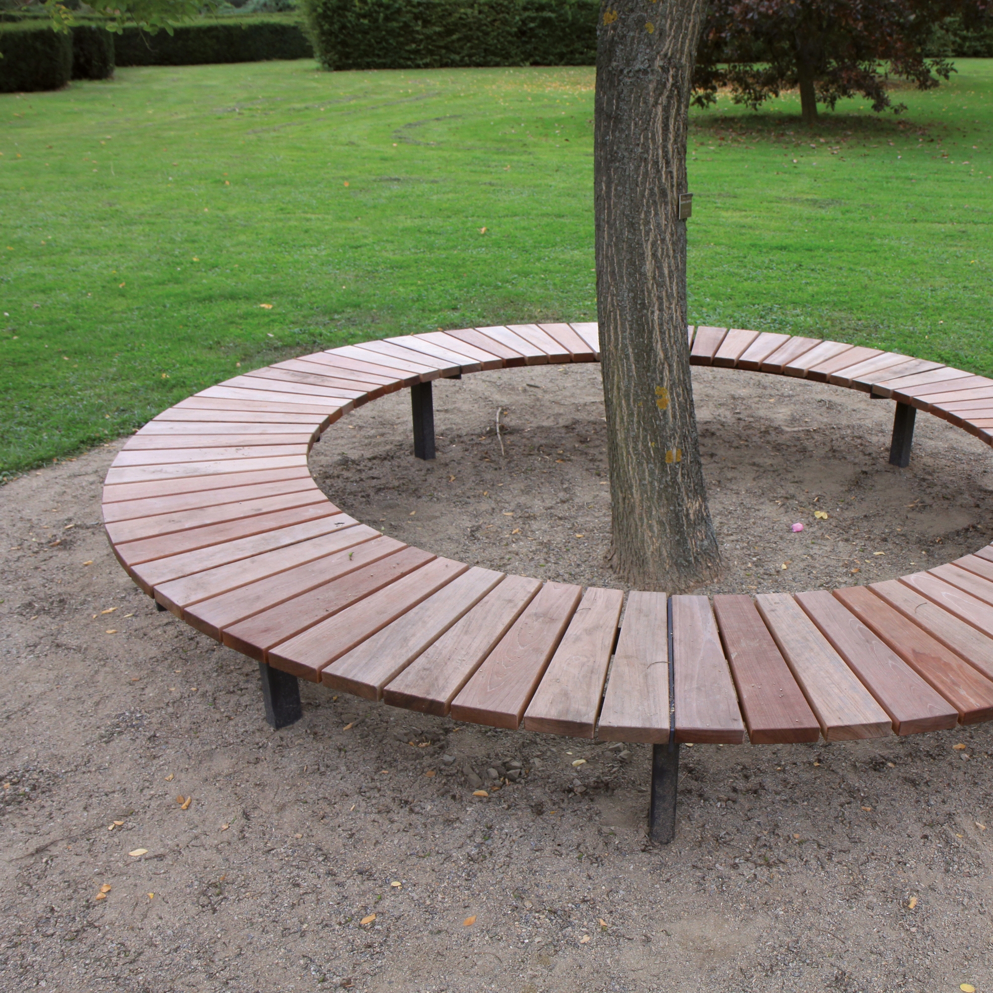 Display product vera solo | Modular curved extended benches from manufacturer mmcité