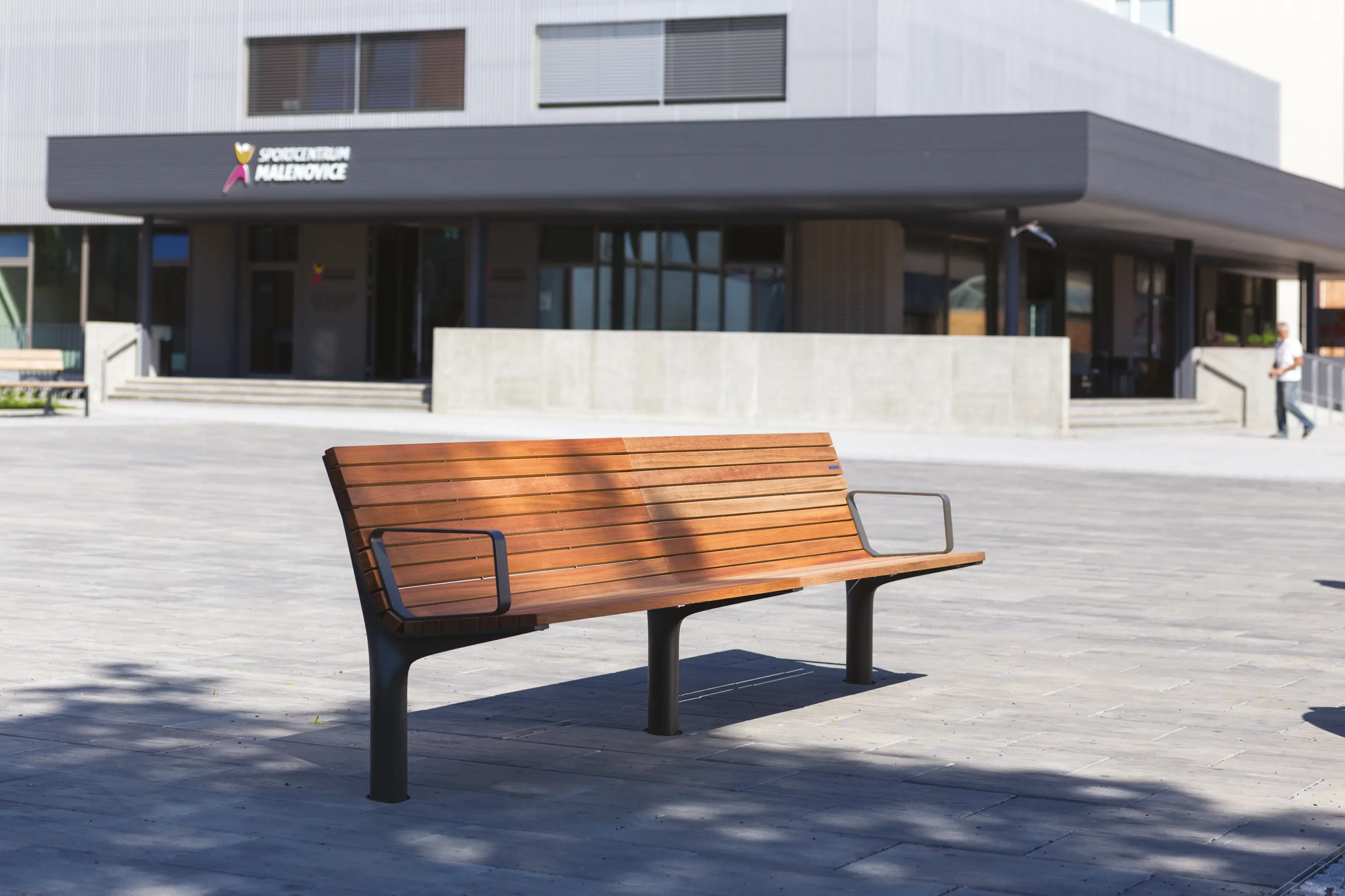 mmcité - vltau | Park bench with backrest and armrests