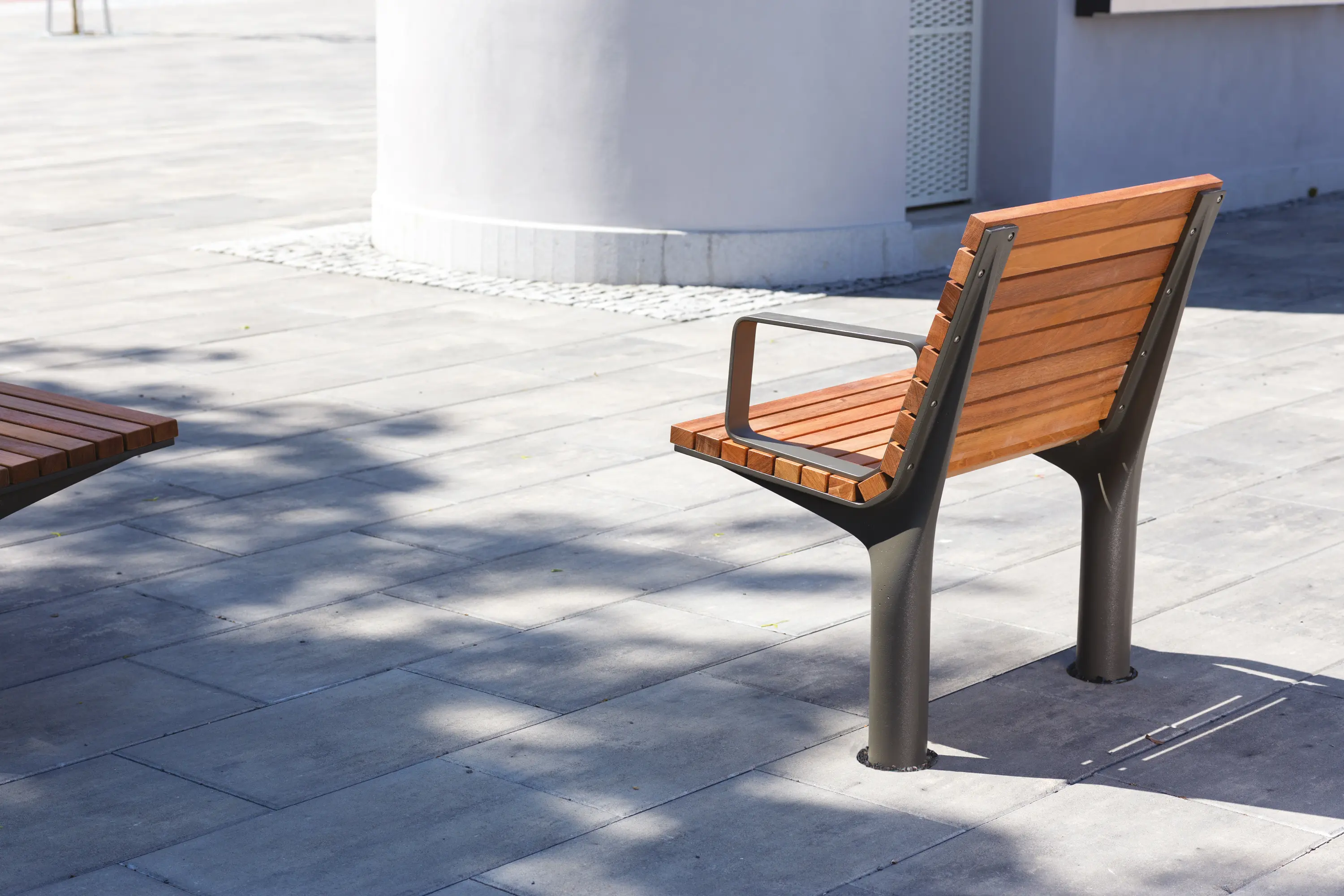 mmcité - vltau | Park bench with backrest and armrests