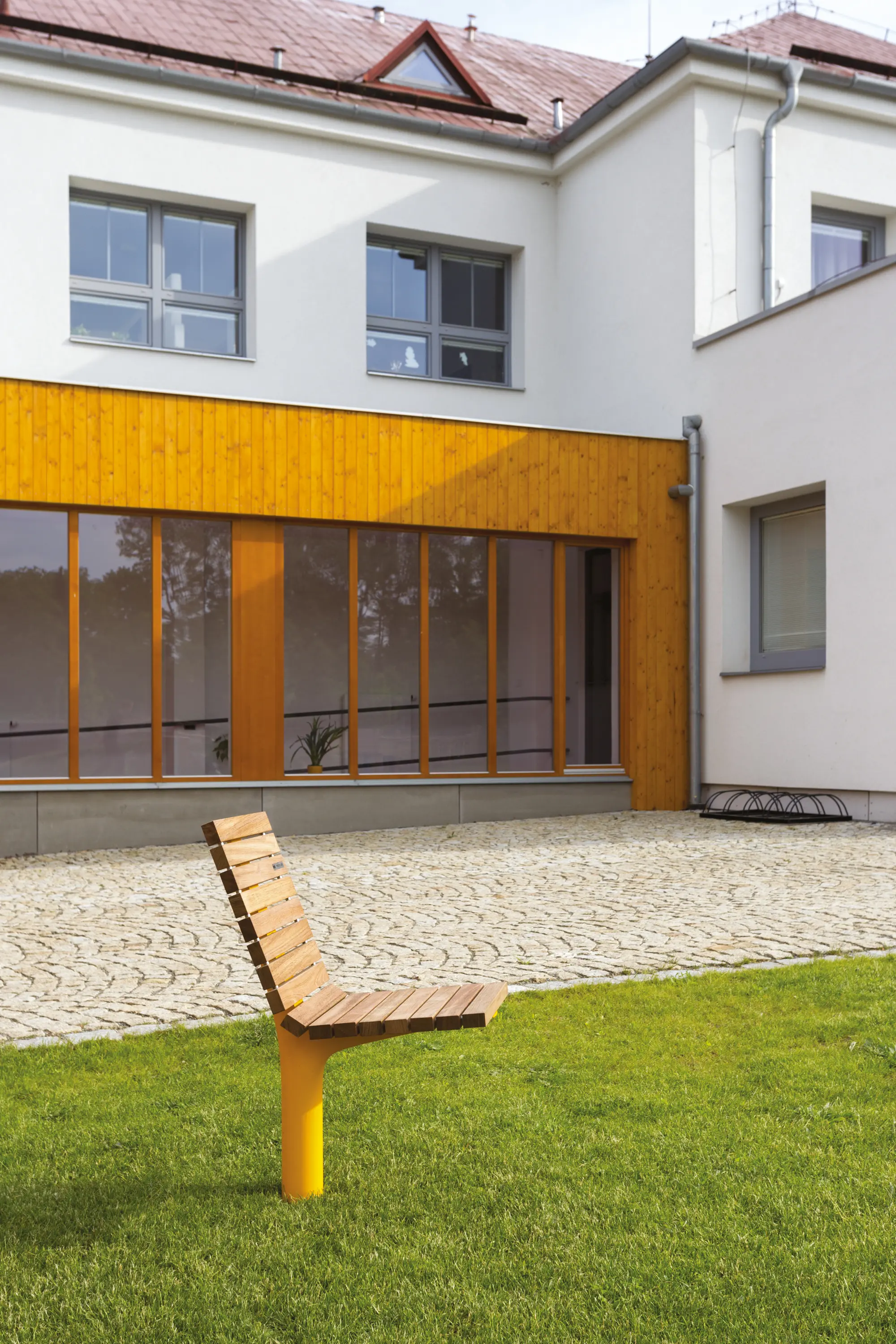 mmcité - vltau | Park bench with backrest