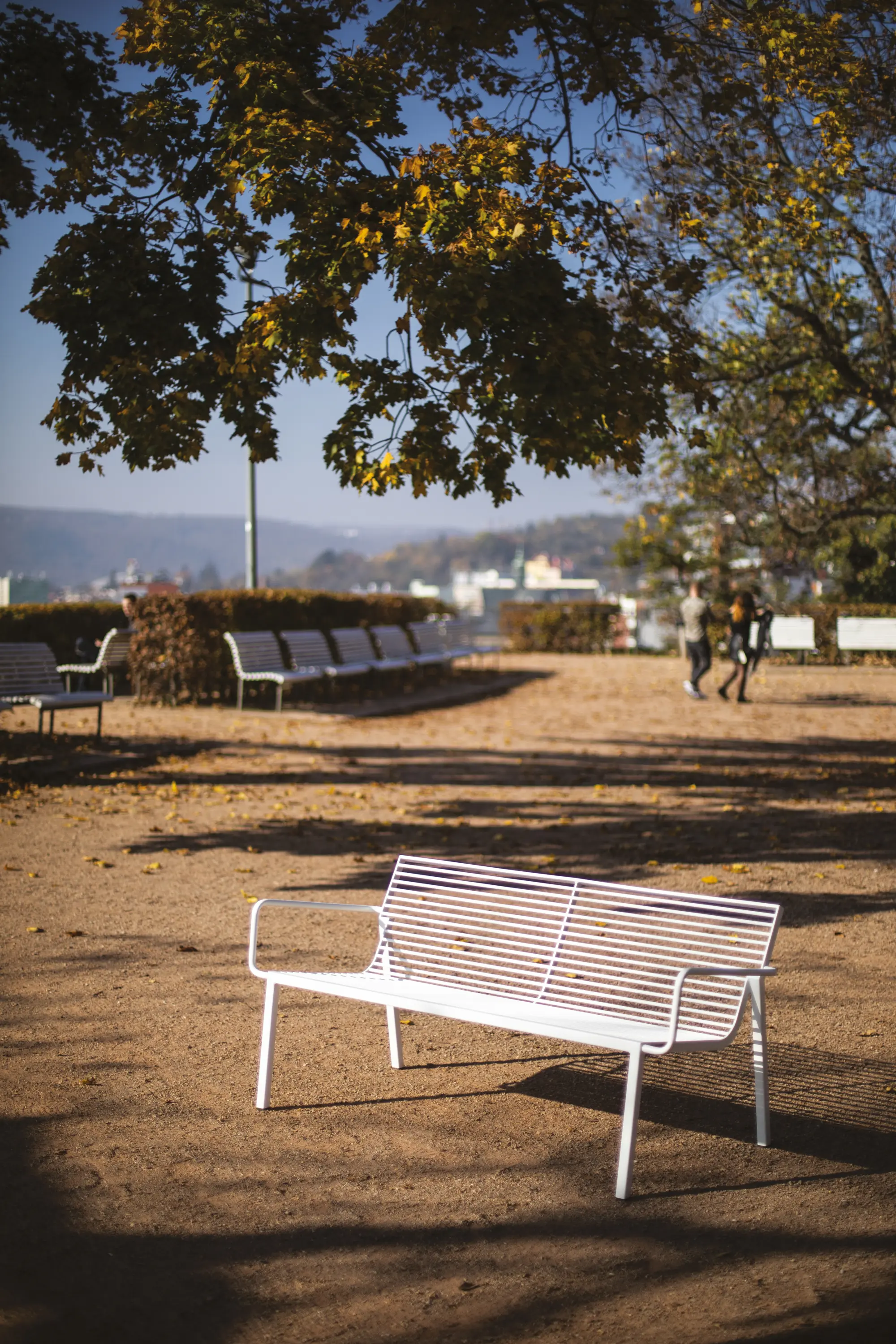 mmcité - stack | Sofa mit Rückenlehne und Armlehnen