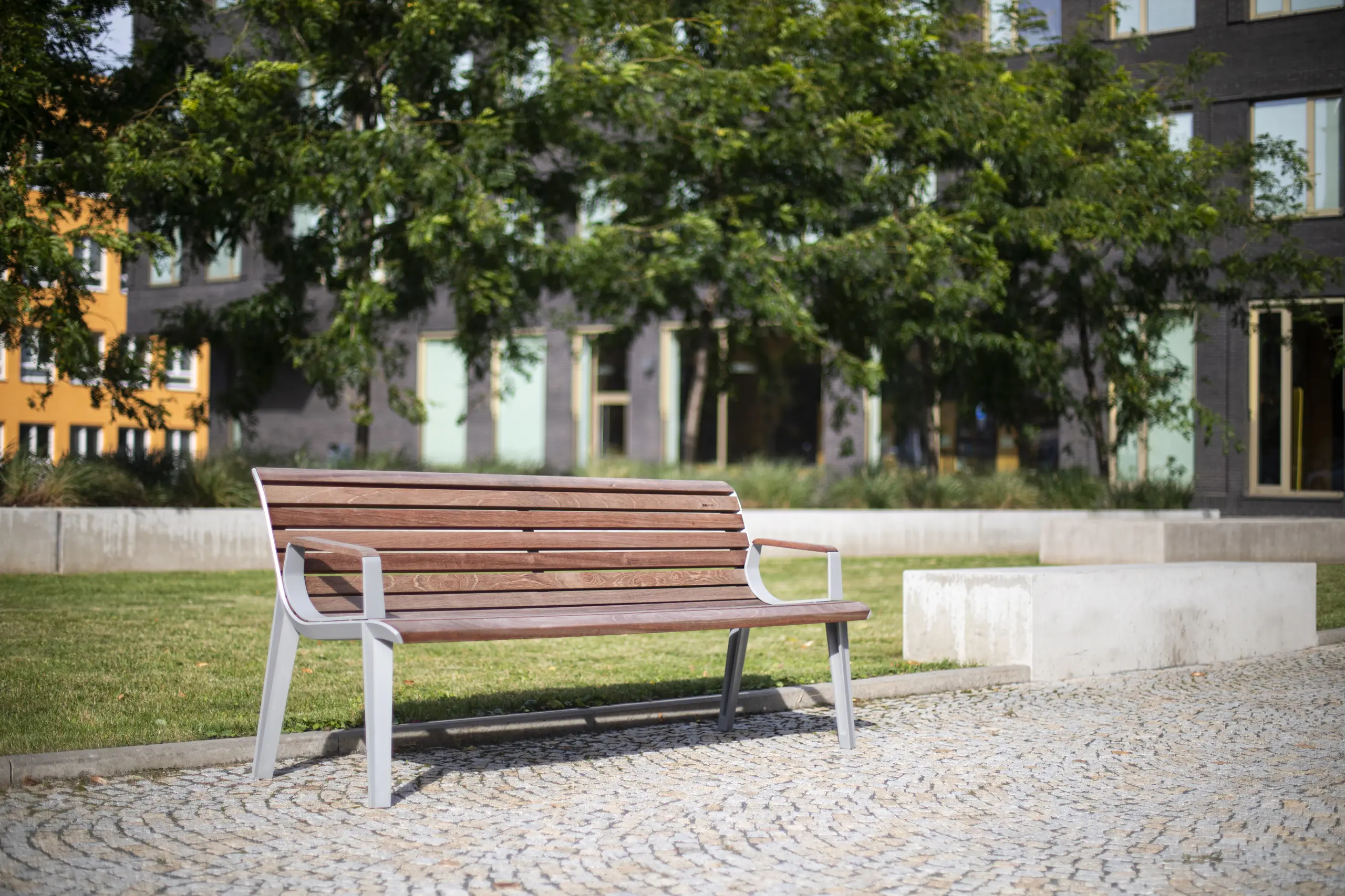 mmcité - emau | park bench with backrest and armrest