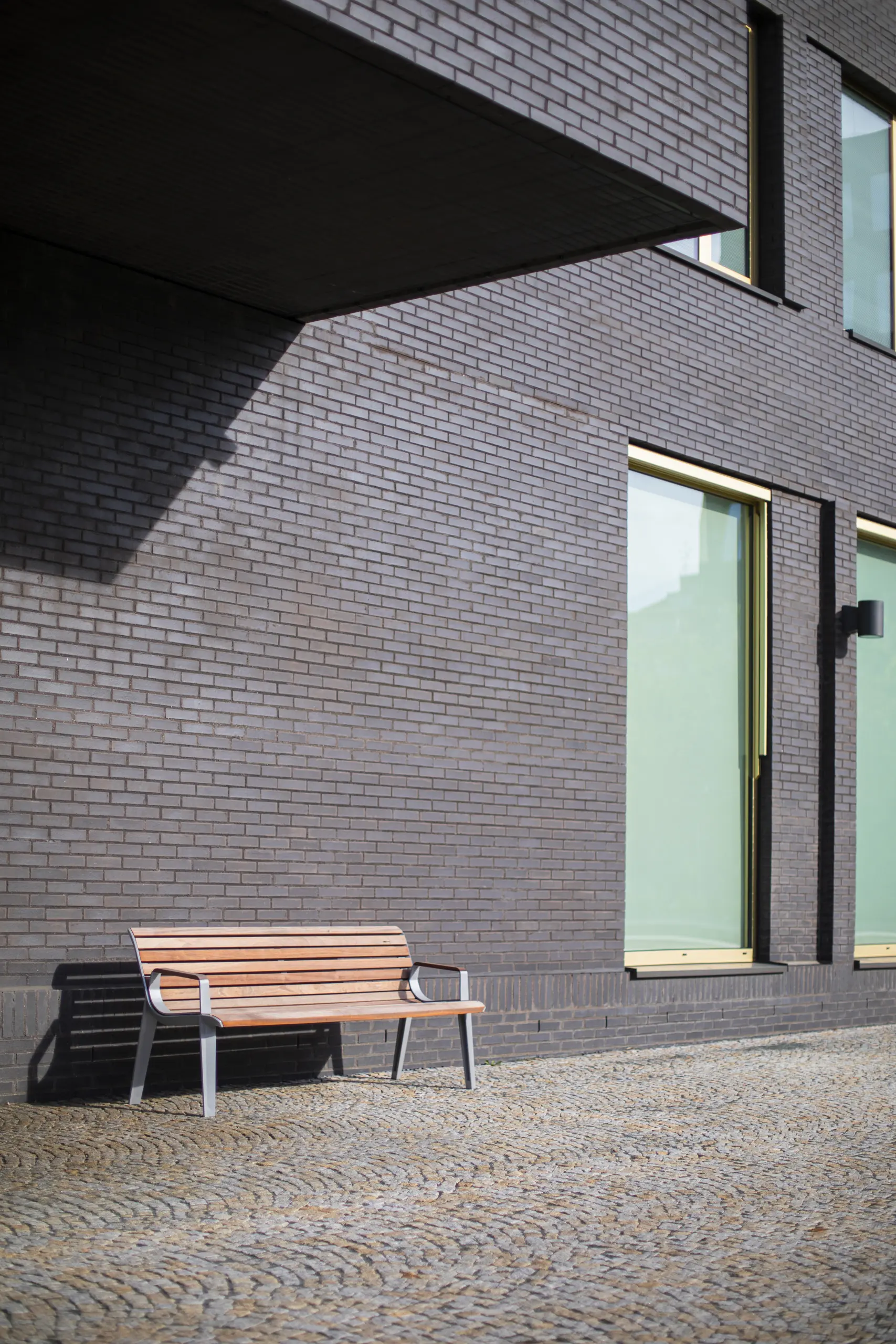 mmcité - emau | park bench with backrest and armrest