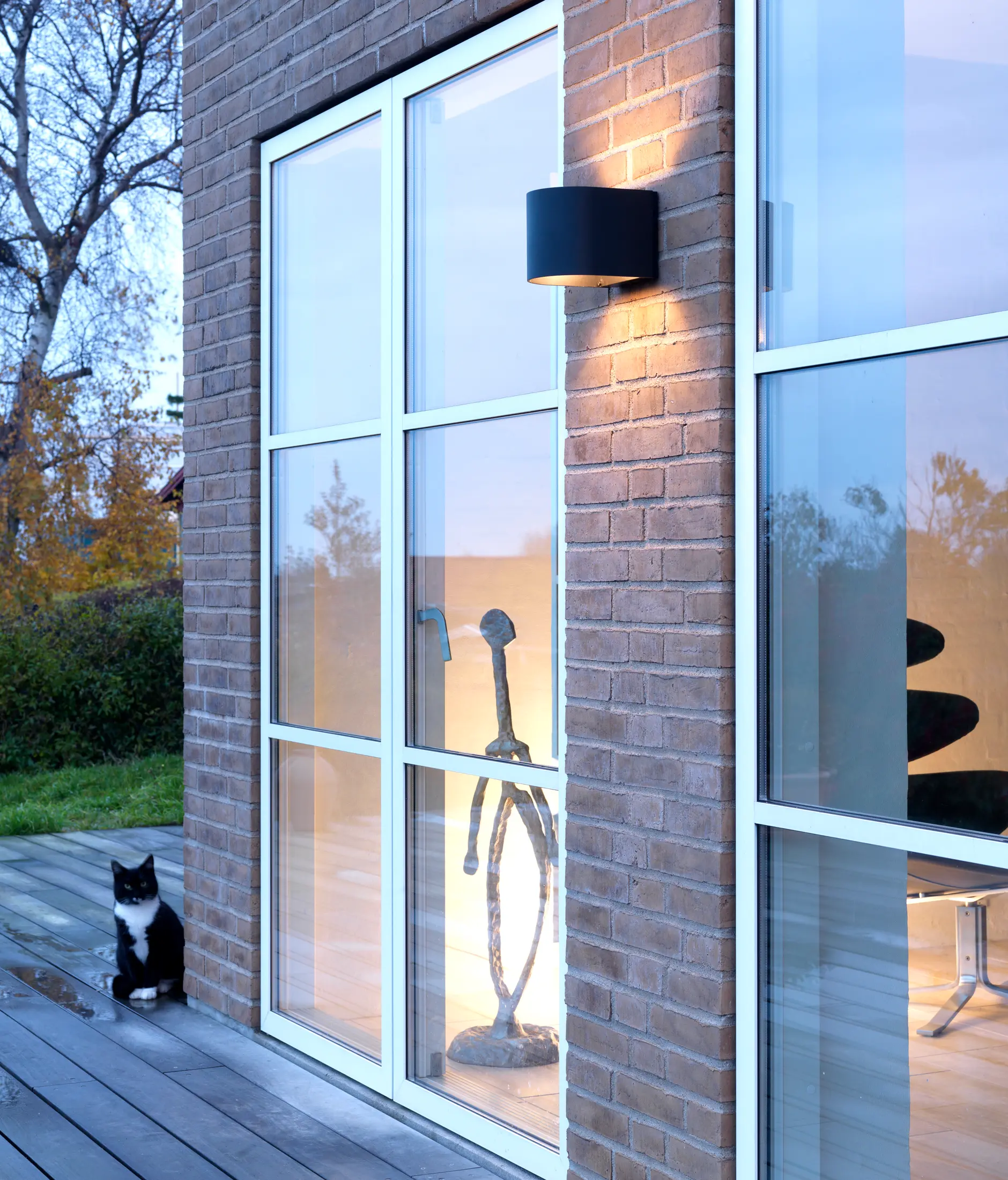 Embacco Lighting - Light U Black
