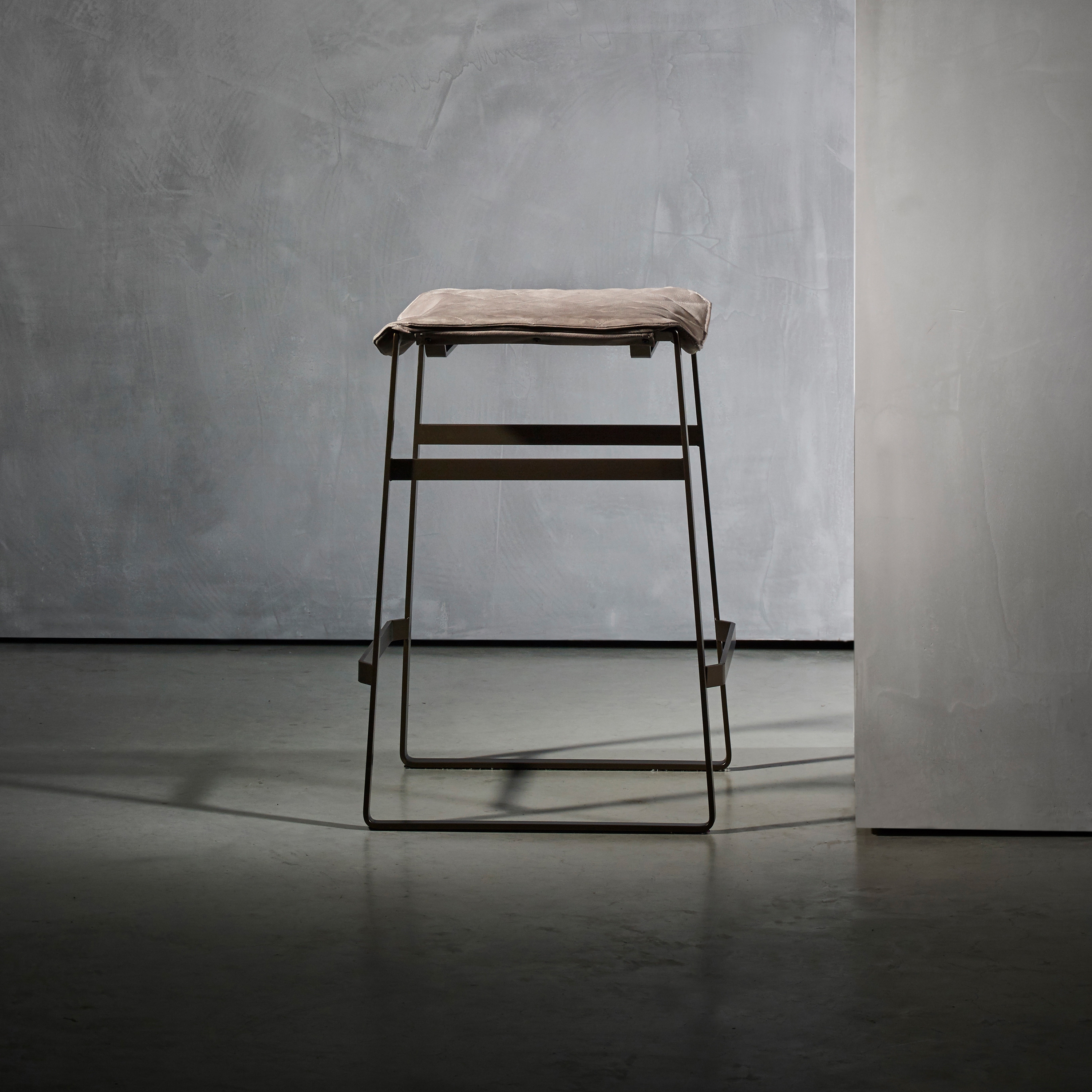 Mostrar el producto KEKKE Stool del fabricante Piet Boon