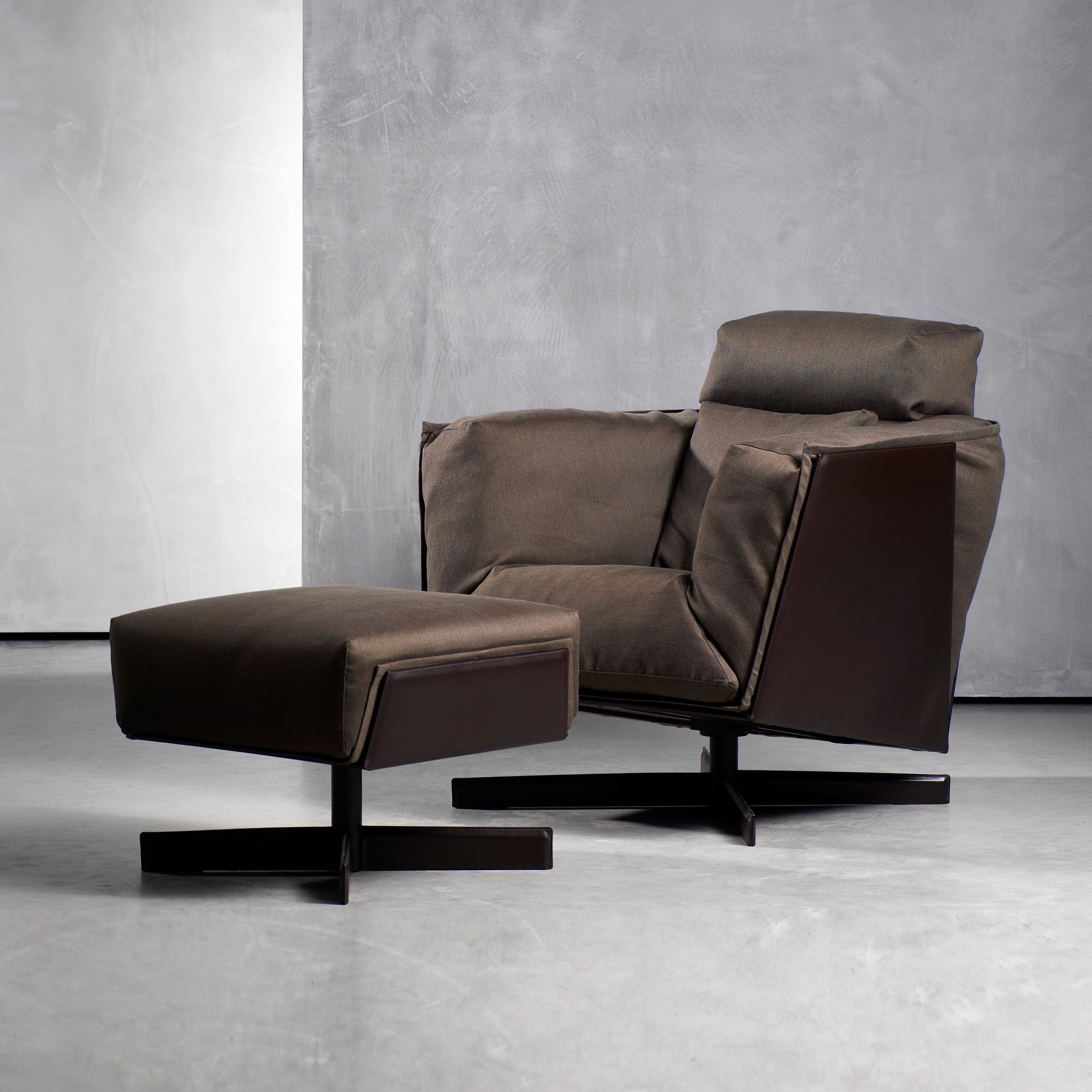 Mostrar el producto HEIT Swivel Chair & Ottoman del fabricante Piet Boon