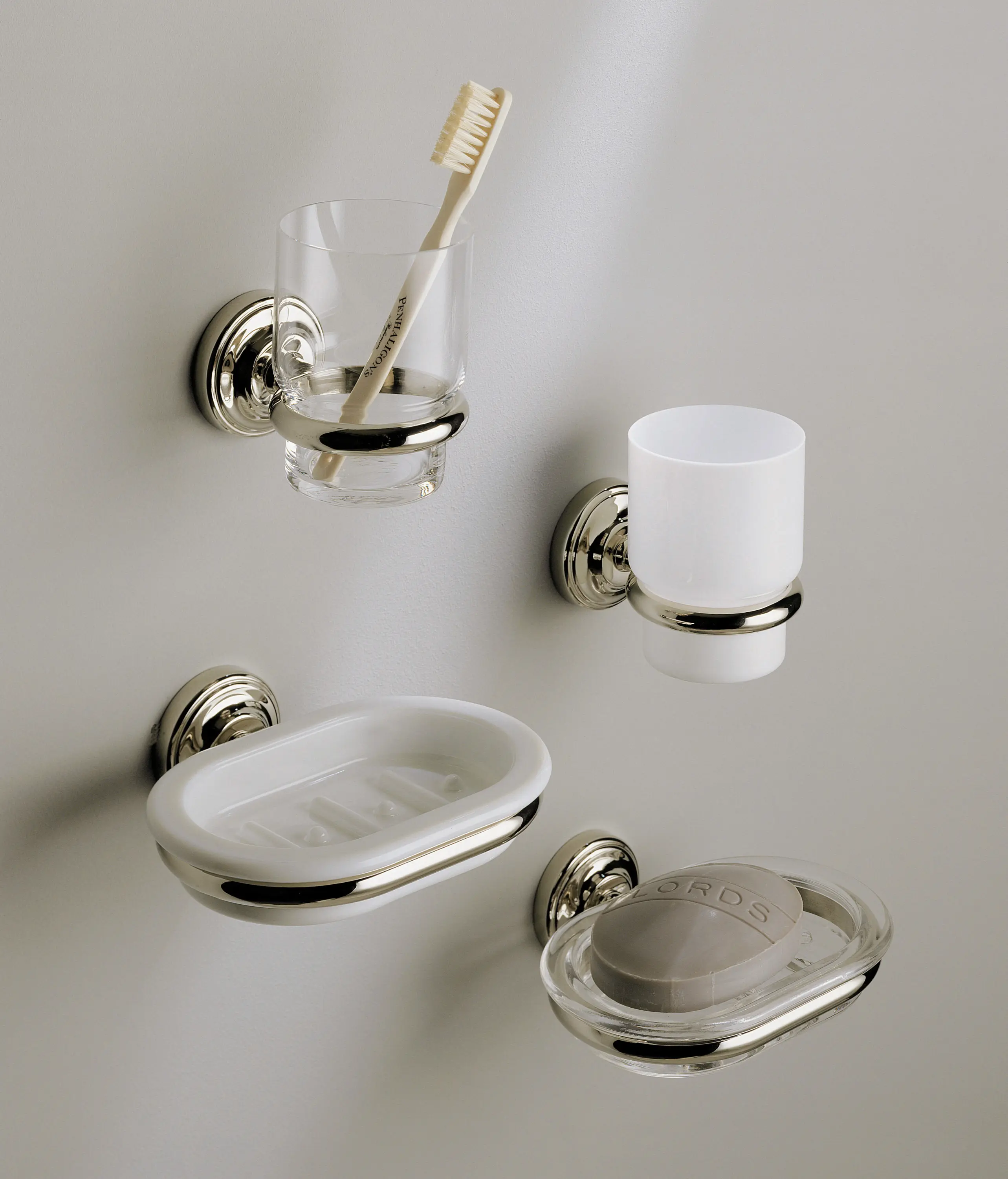 Aquadomo - Vienna tumbler holder with clear glass tumbler