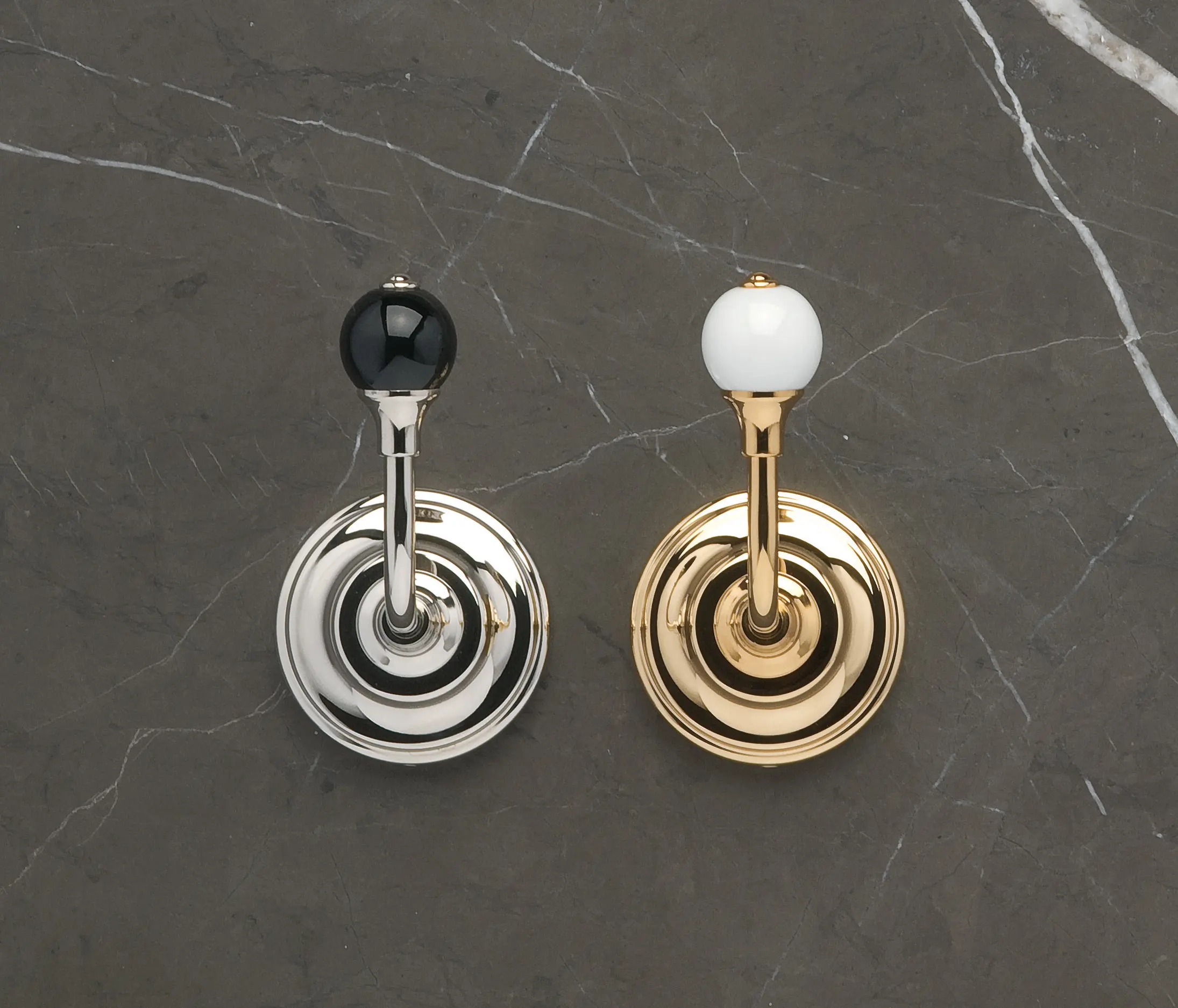 Aquadomo - Vienna porta accappatoio con sfera in ceramica nera