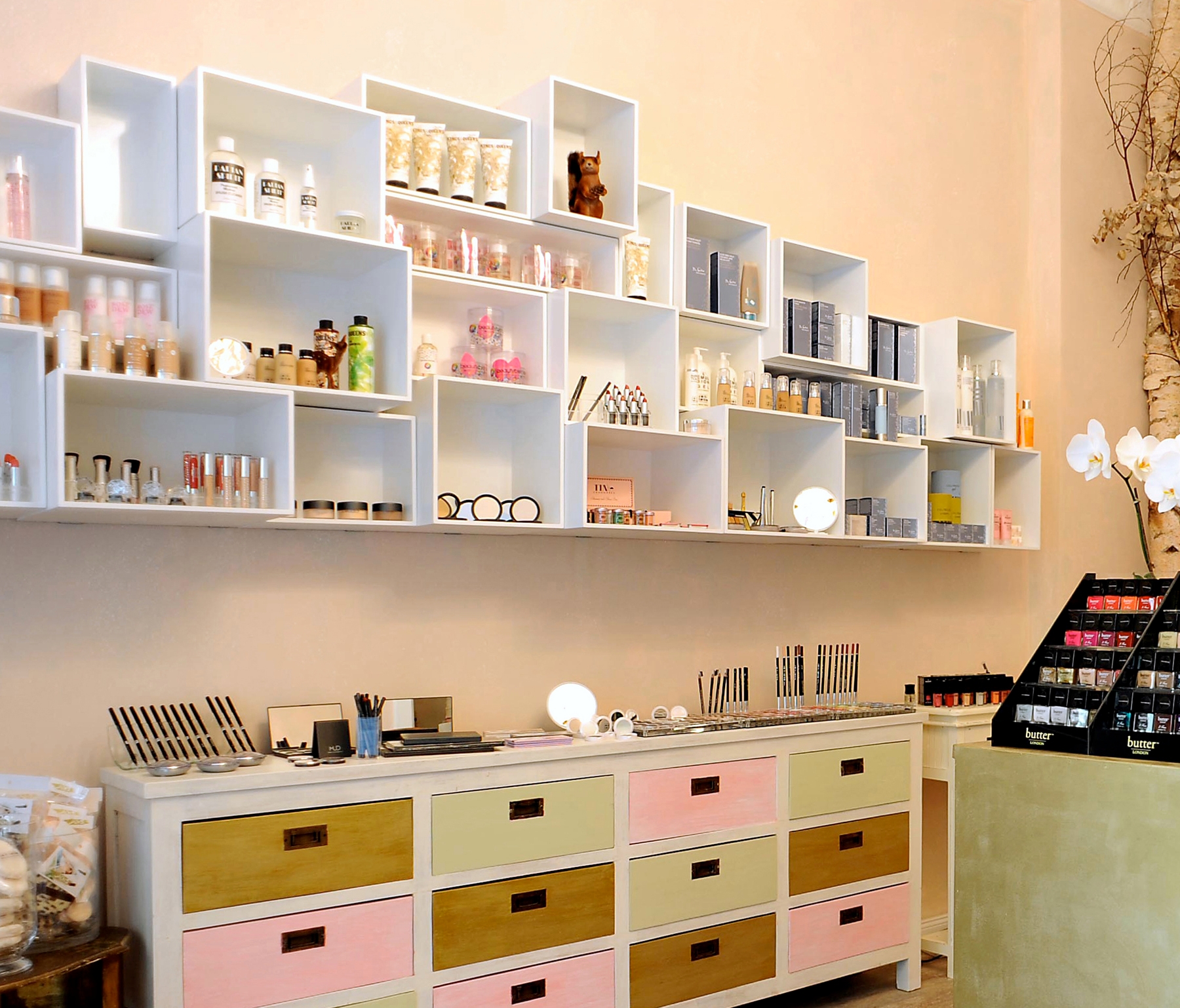 Display product Cubit shelving system from manufacturer Cubit
