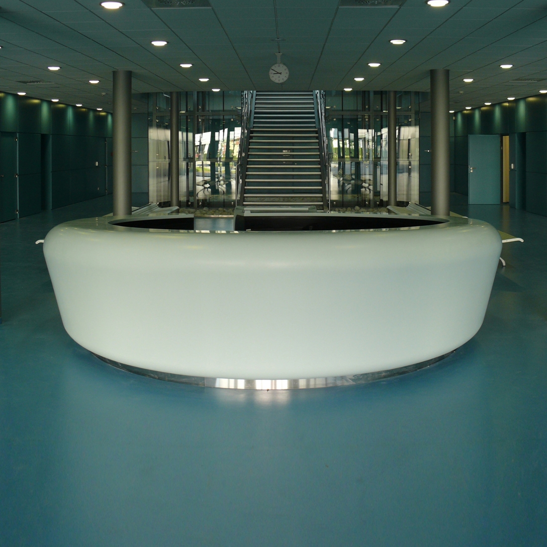 Display product Whiteoval central counter from manufacturer AMOS DESIGN