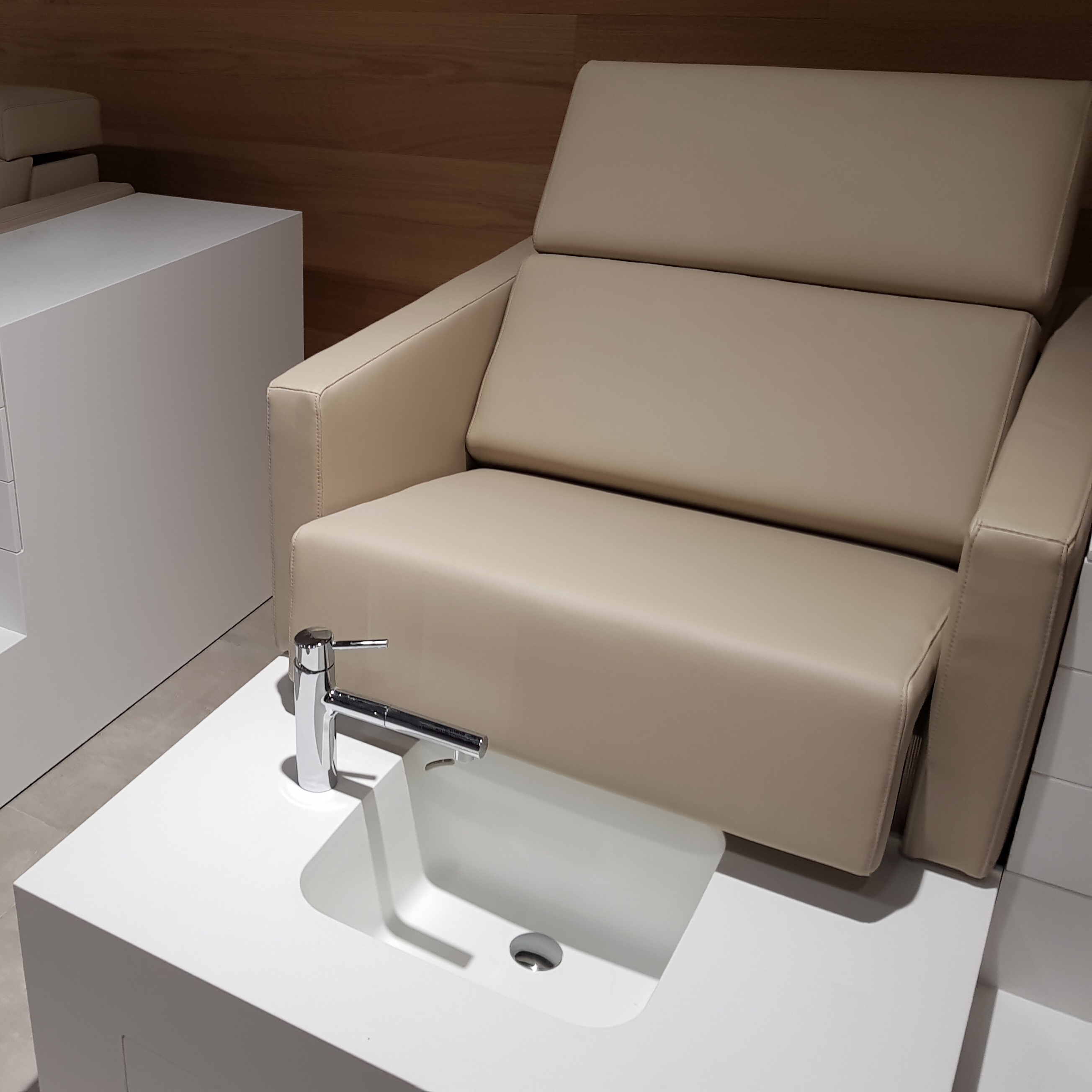 Produkt Lady des Herstellers AMOS DESIGN anzeigen