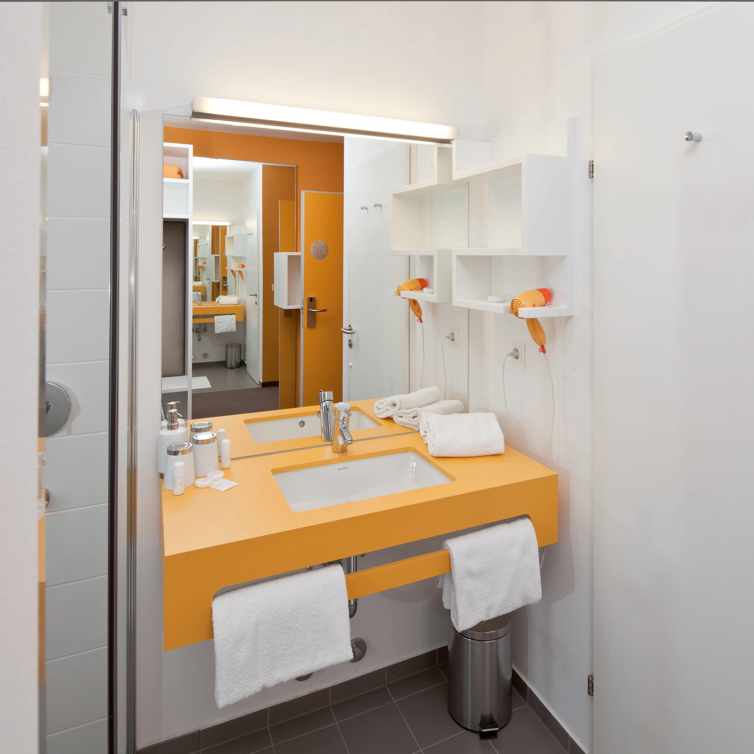 SURFACE-MOUNTED PROFILES & LUMINAIRES