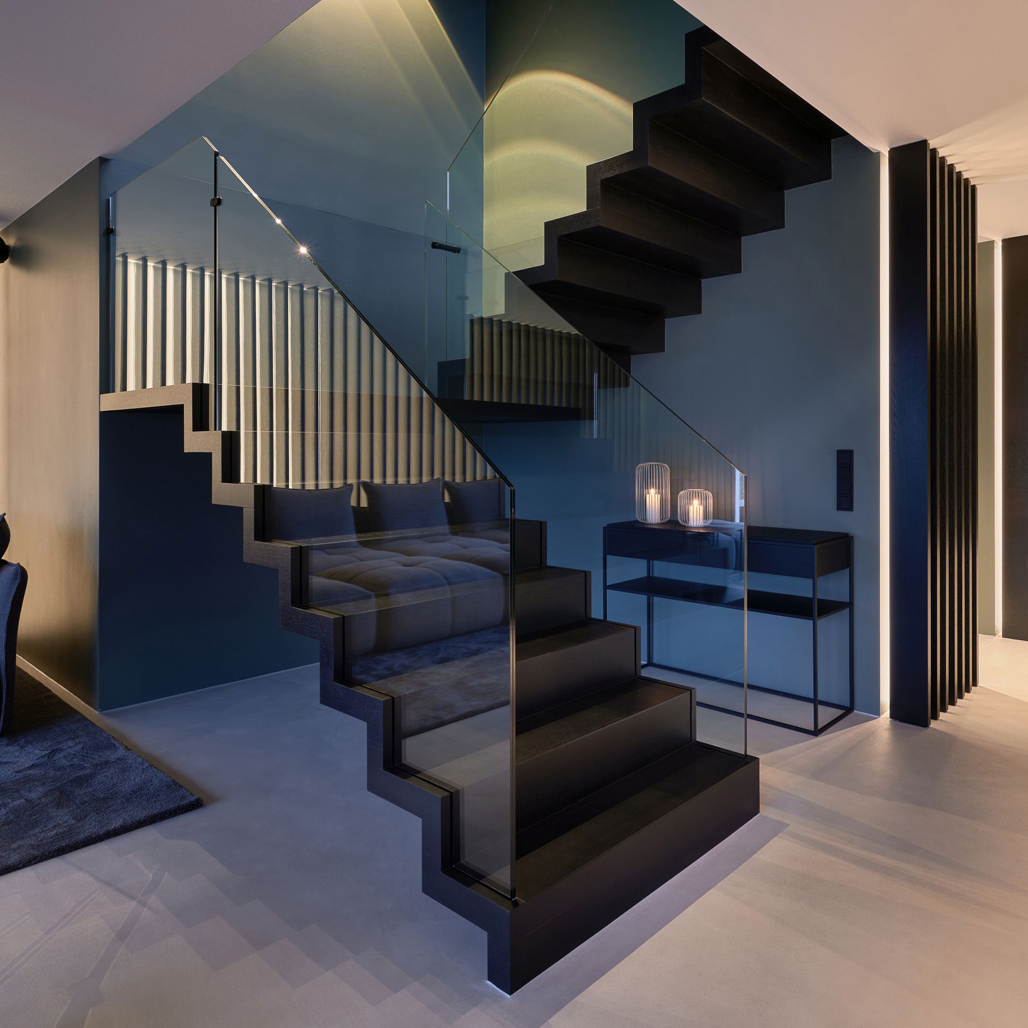 Display product Elegant wooden zigzag staircase in the Nuremberg penthouse from manufacturer Siller Treppen