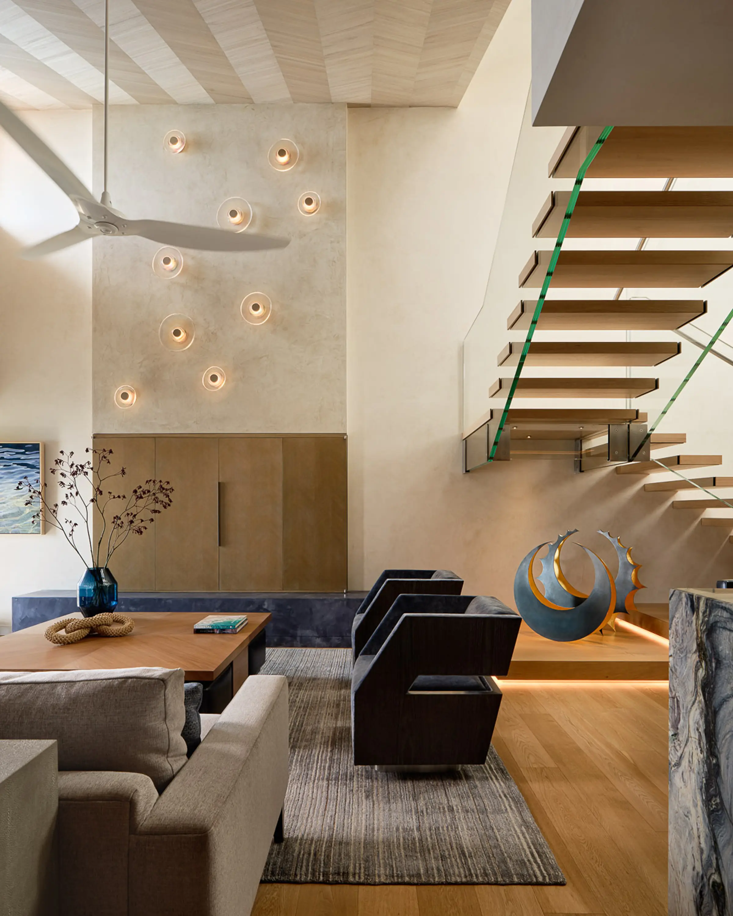 Siller Treppen - Modernes Treppendesign in Wailea Point: Eleganz trifft Funktionalität