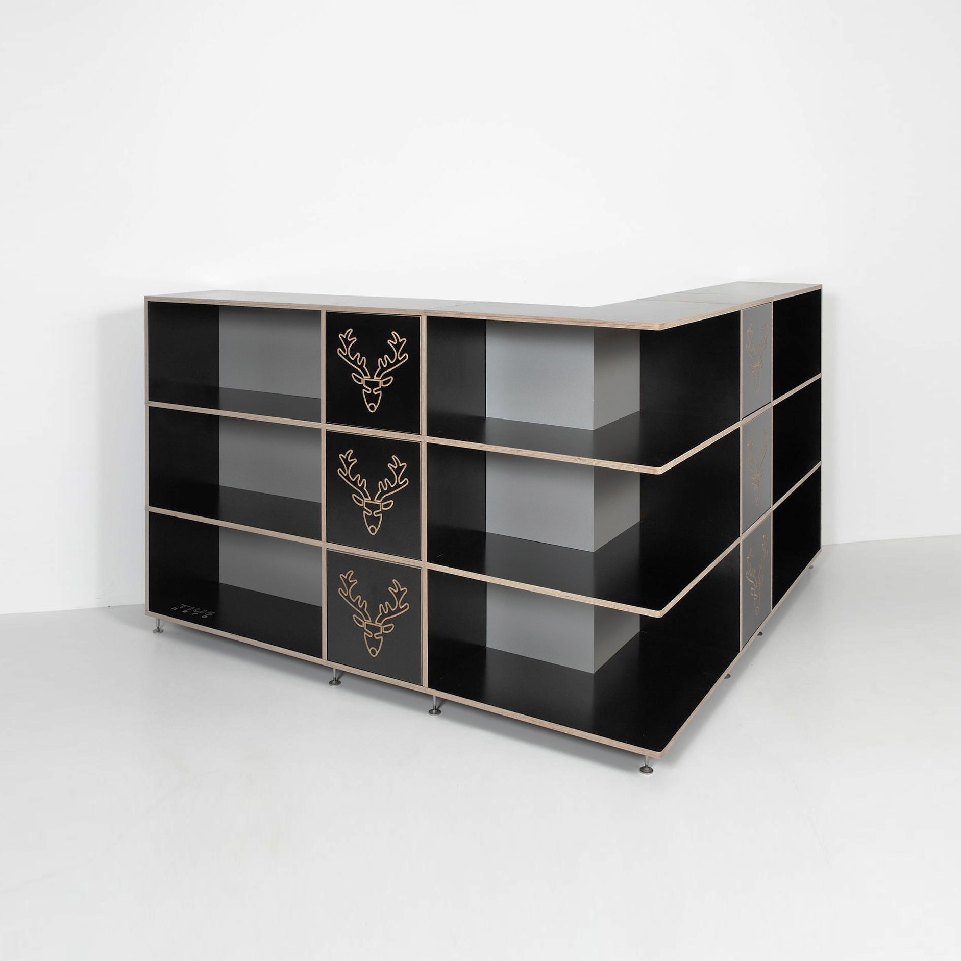 Display product Tius 03 corner nero ornament from manufacturer Plan W