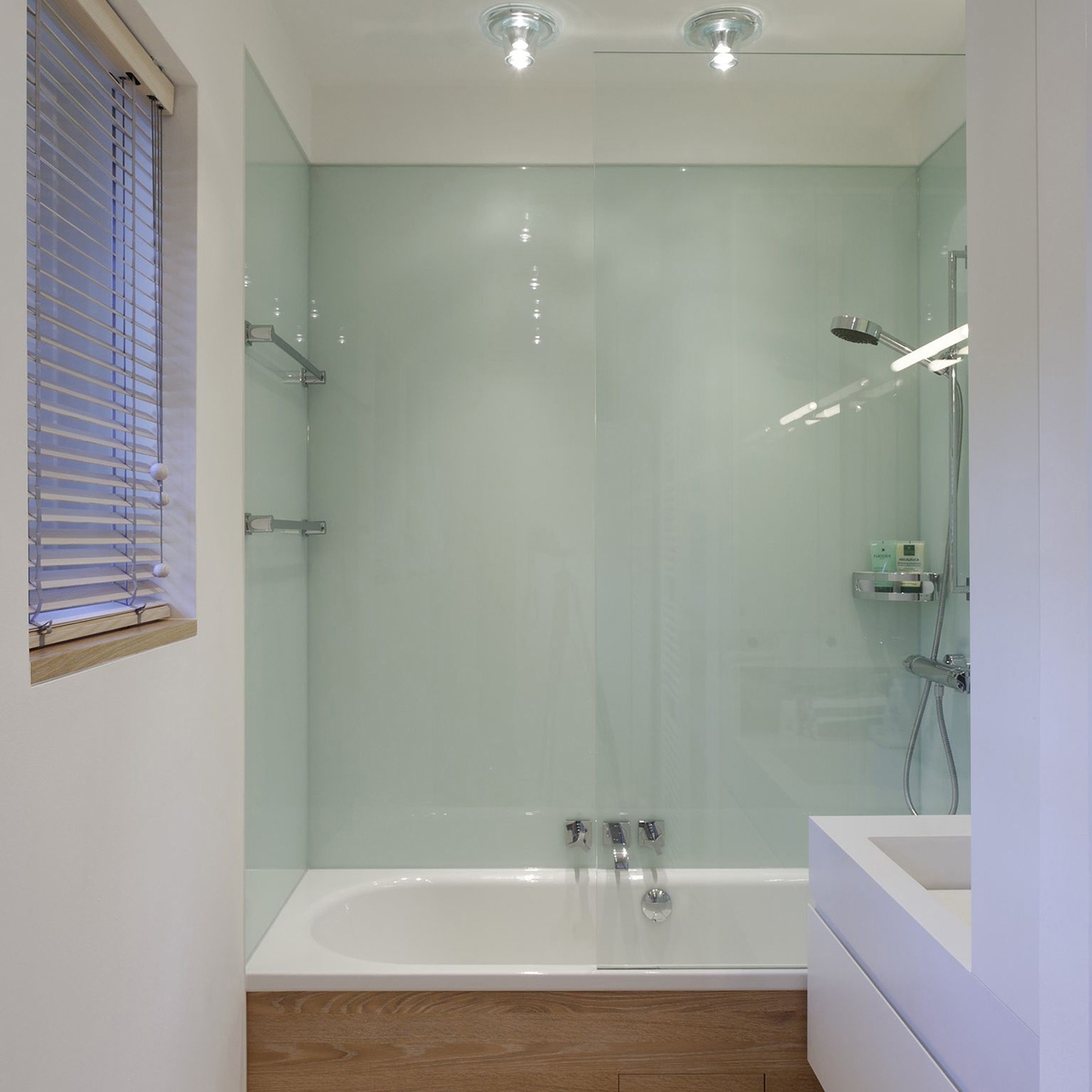 Mostra il prodotto Bathrooms del produttore Plan W