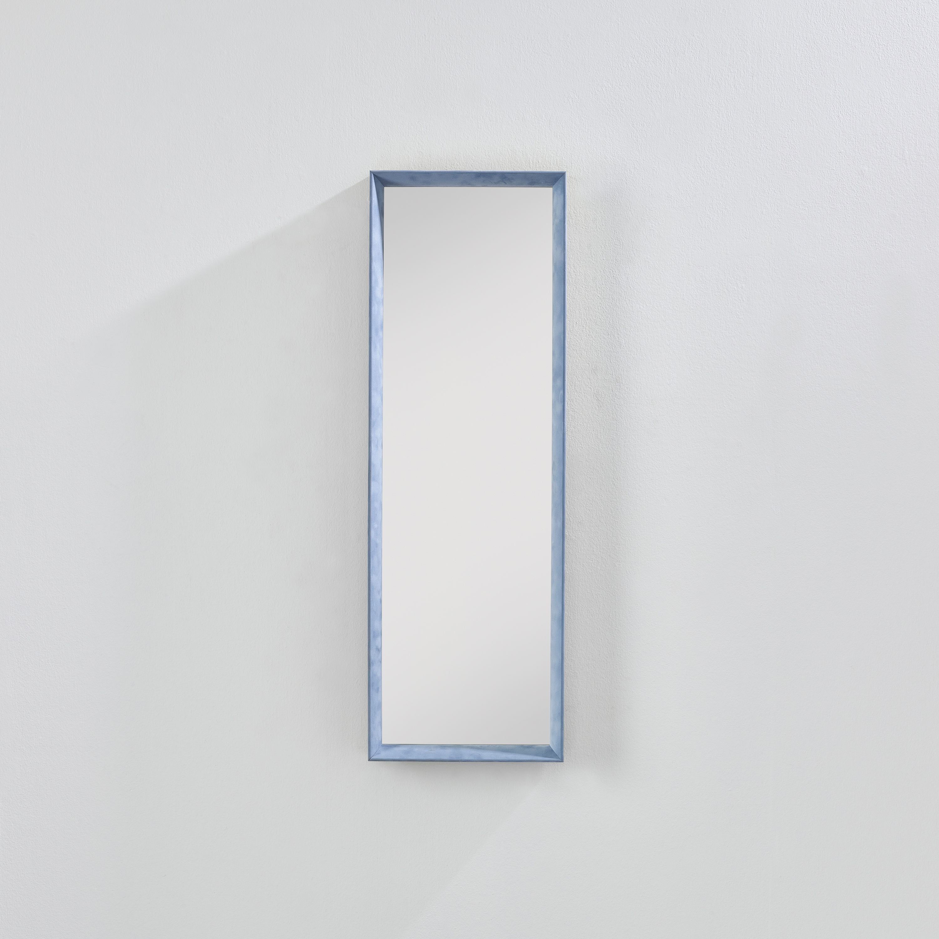 Mostra il prodotto Velvet Blue Small del produttore Deknudt Mirrors