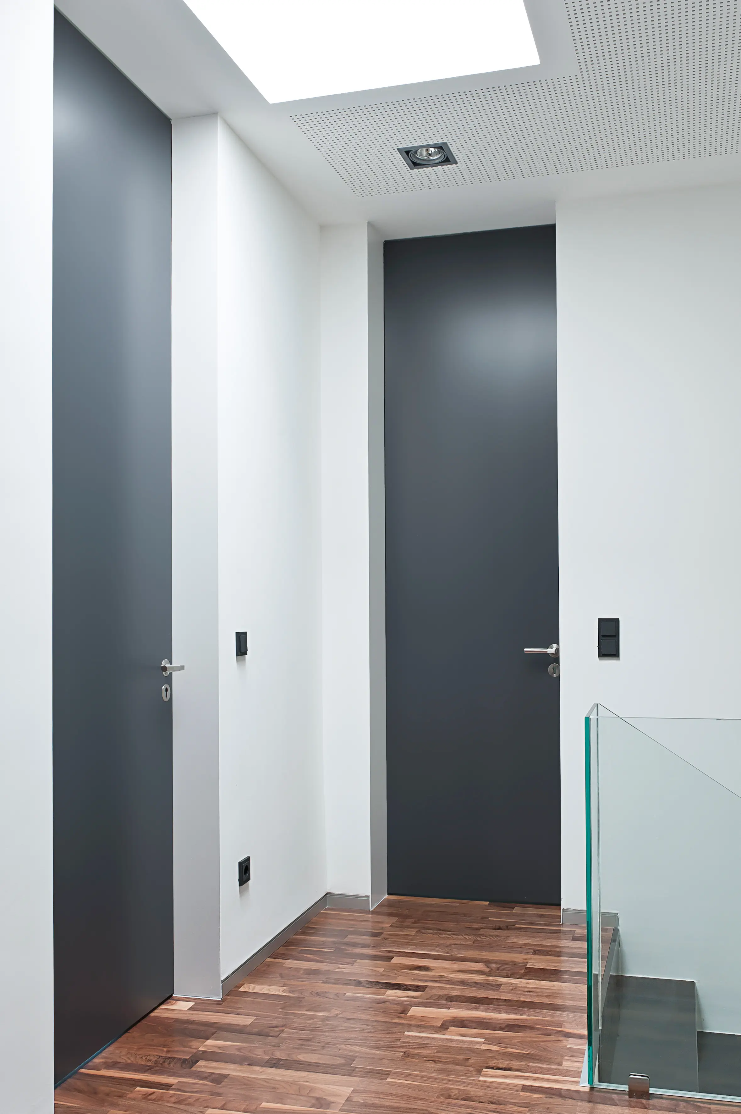 ComTür - Modern Doors floor to ceiling FLAT db703
