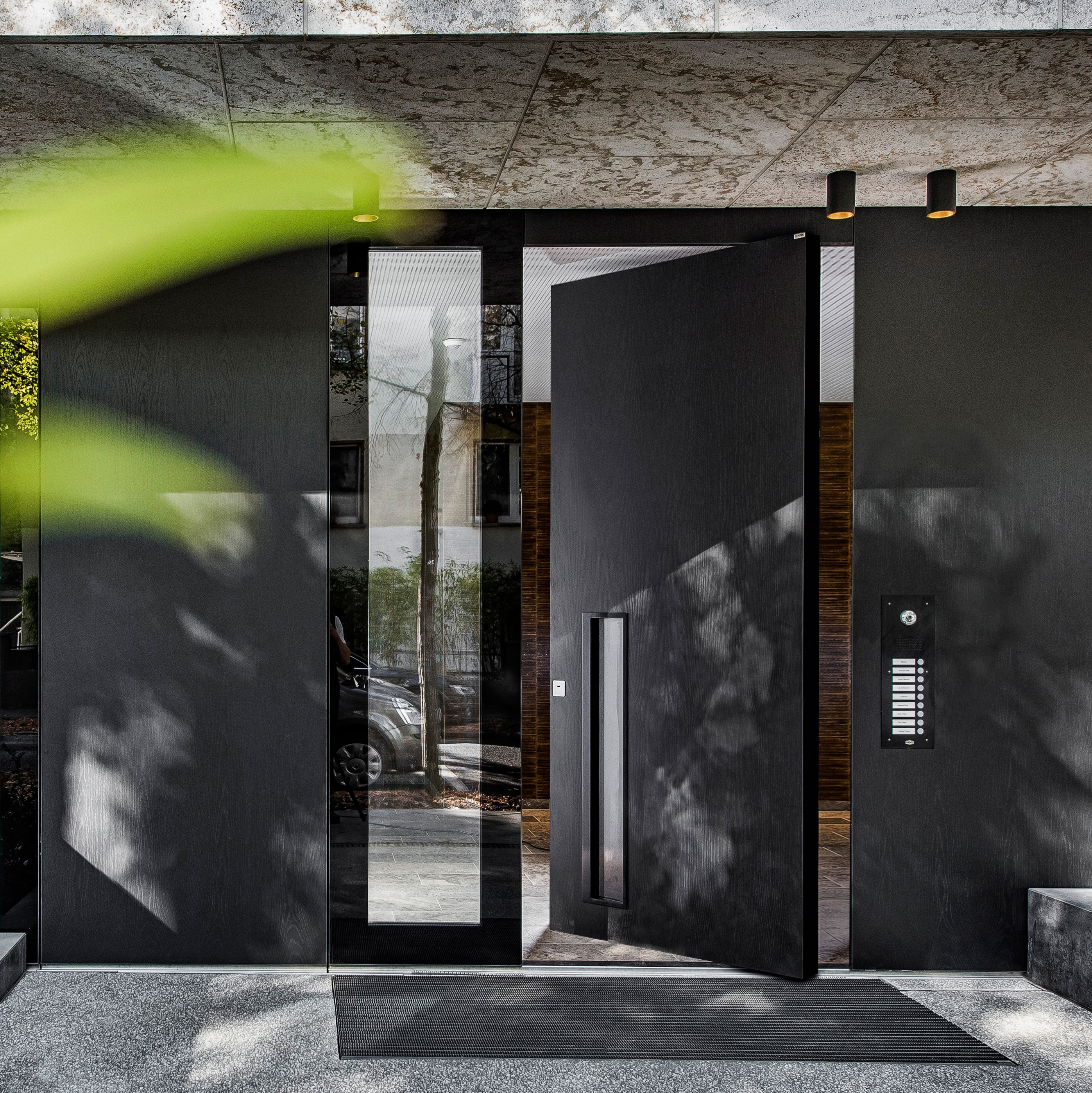 Display product Modern front doors pivot doors CIRCUM from manufacturer ComTür