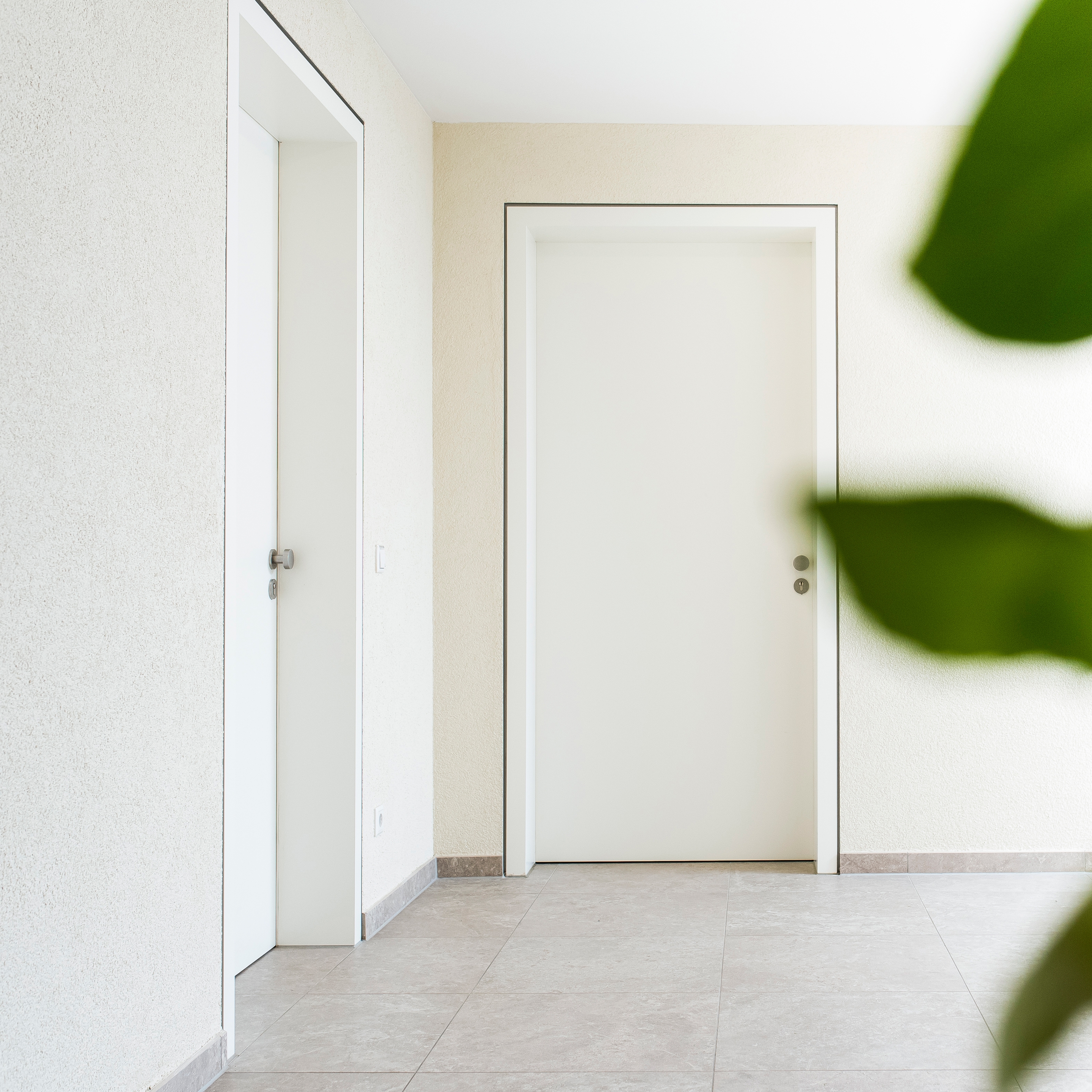 Produkt Moderne Wohnungseingangstüren wandbündige Türen INTRA UZ des Herstellers ComTür anzeigen