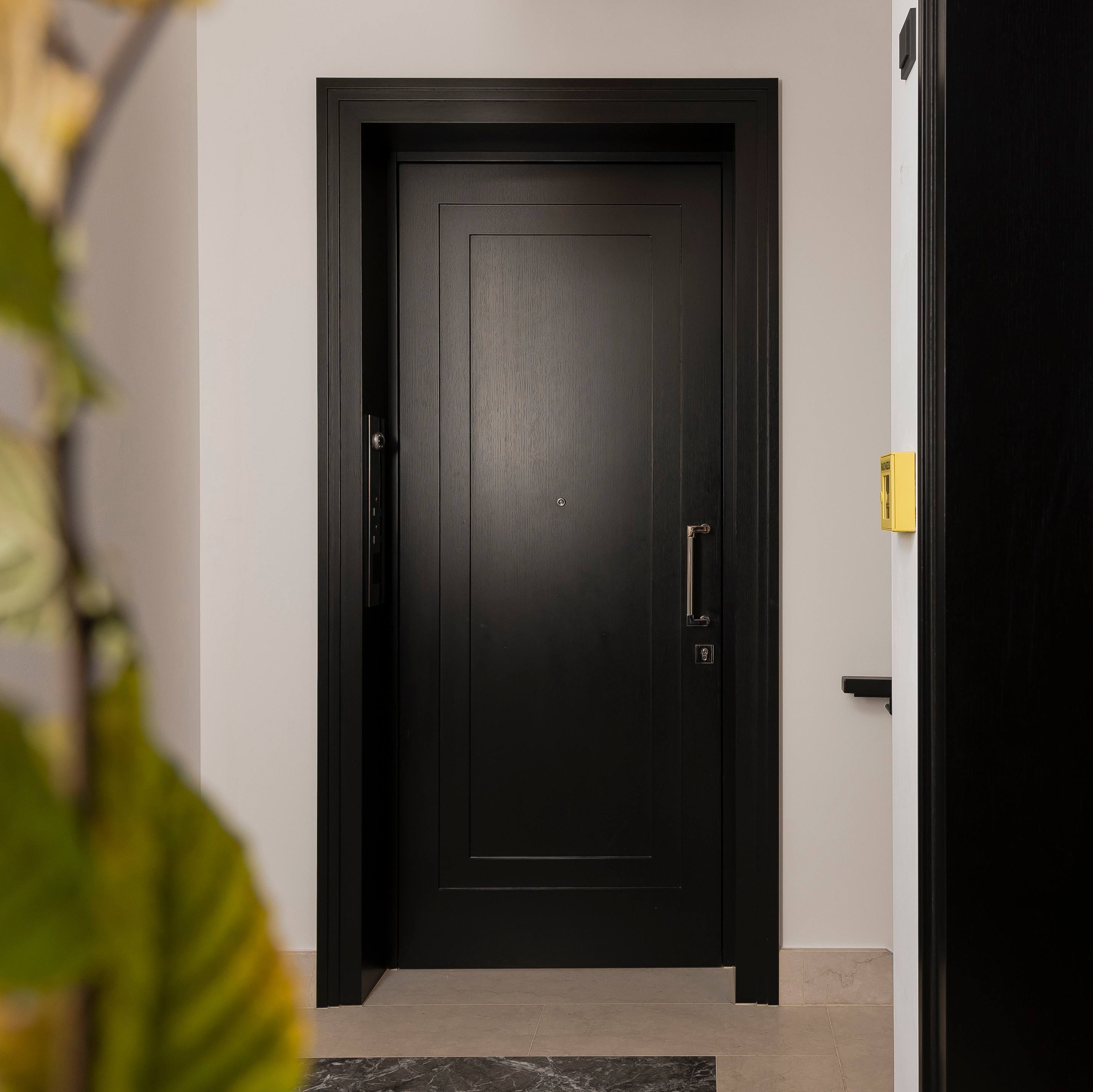 Produkt Klassische Wohnungseingangstüren Designtüren in Schwarz CLASSE des Herstellers ComTür anzeigen