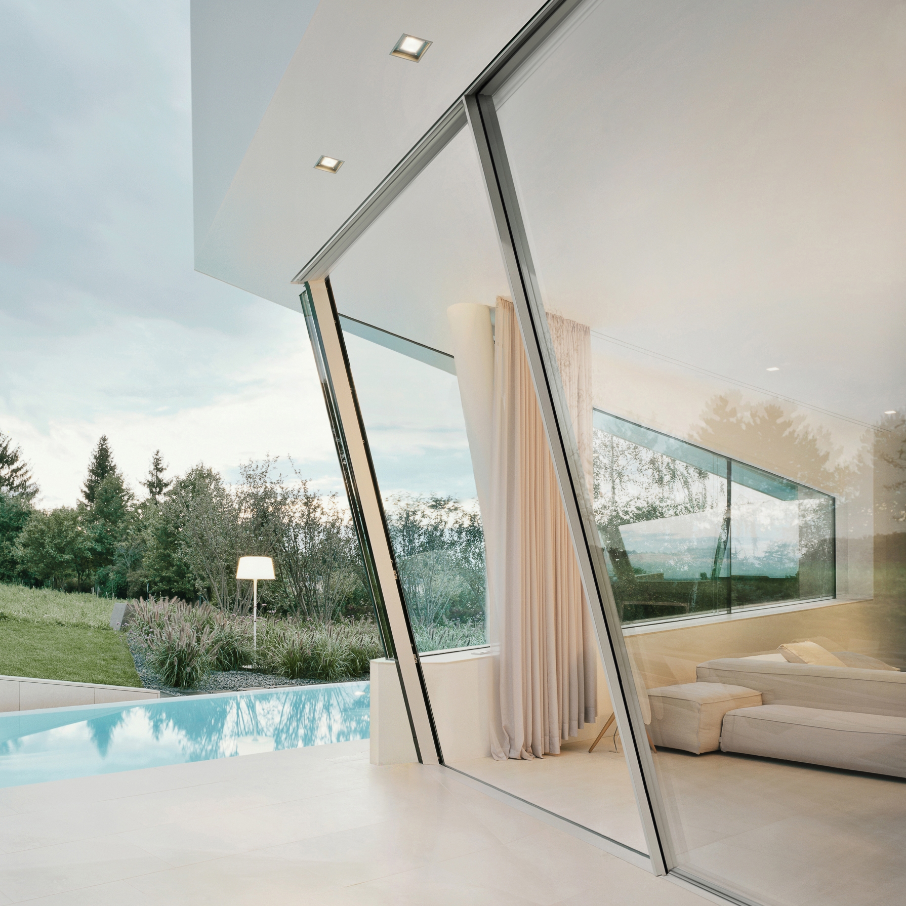 Display product Slope sliding window from manufacturer Sky-Frame