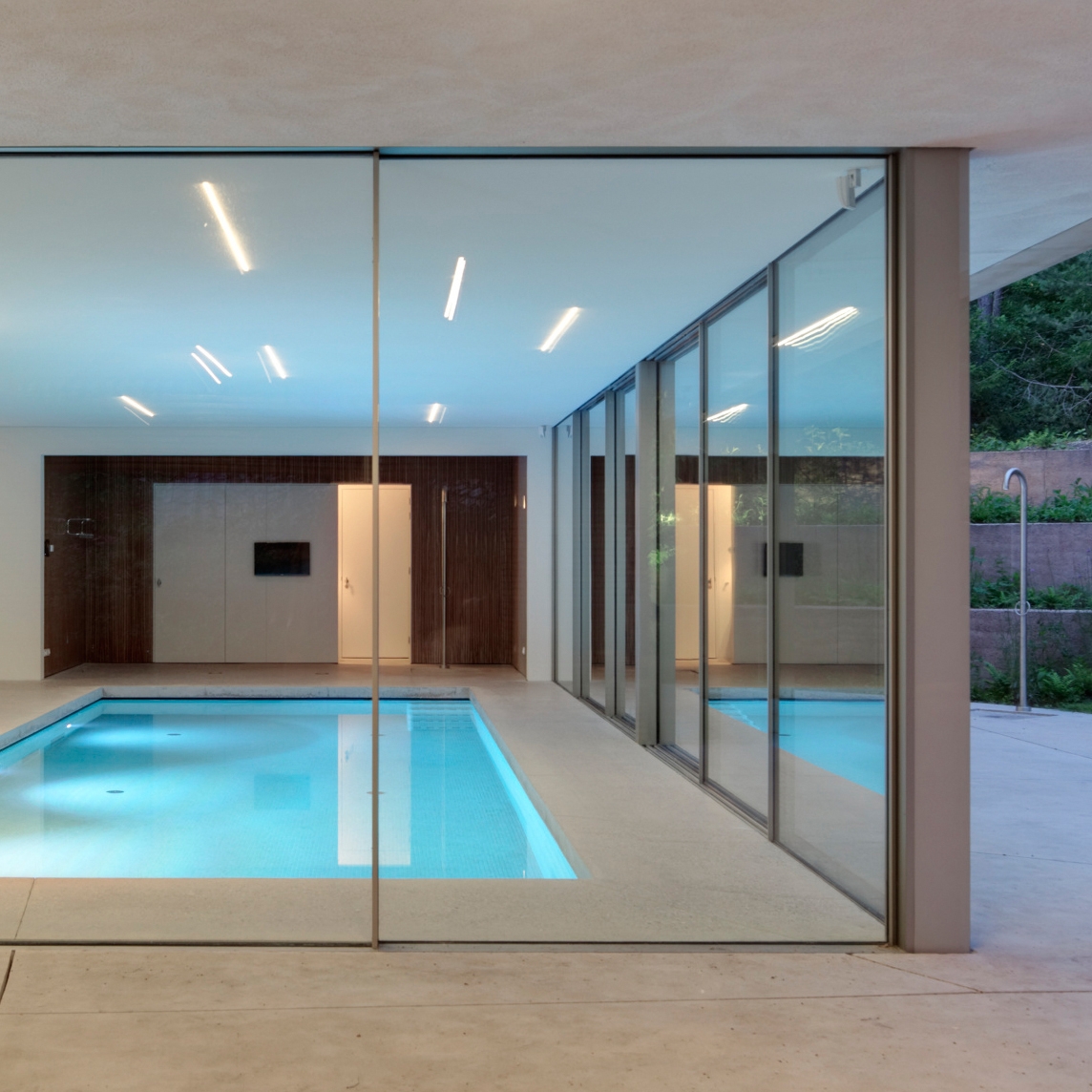 Display product Guard sliding window from manufacturer Sky-Frame