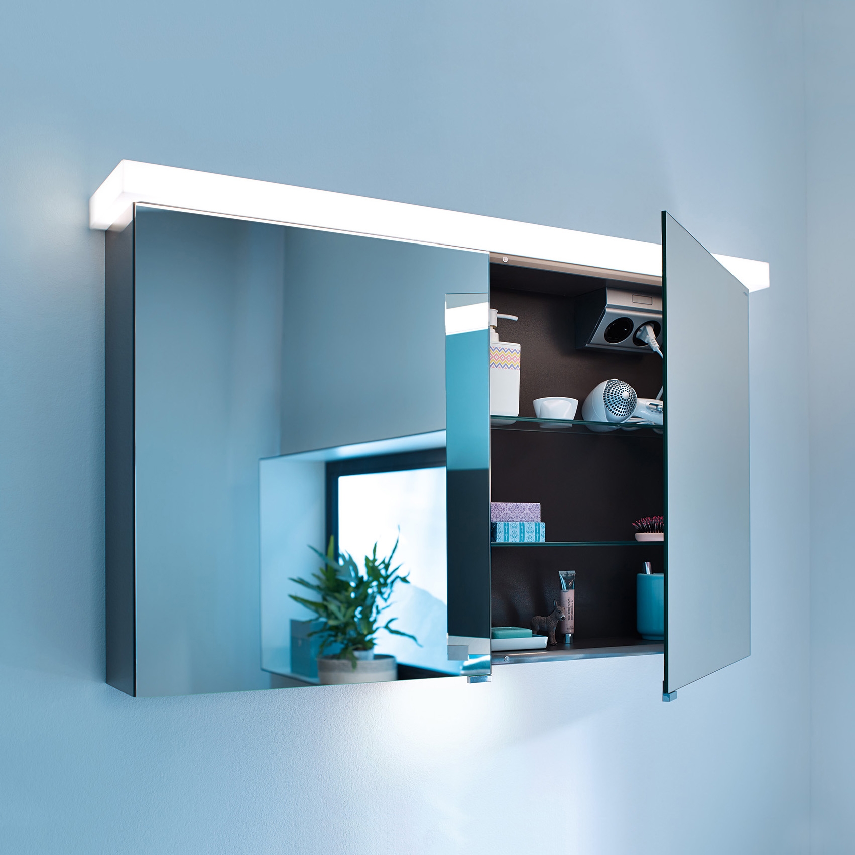 Produkt Essento | Spiegelschrank inkl. LED-Waschtischbeleuchtung des Herstellers burgbad anzeigen