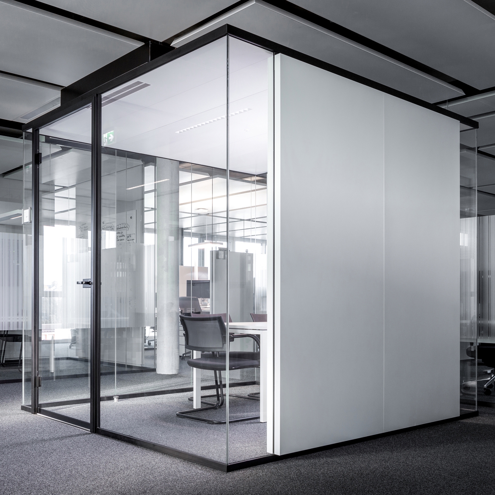 Display product Lindner Cube solo from manufacturer Lindner Group