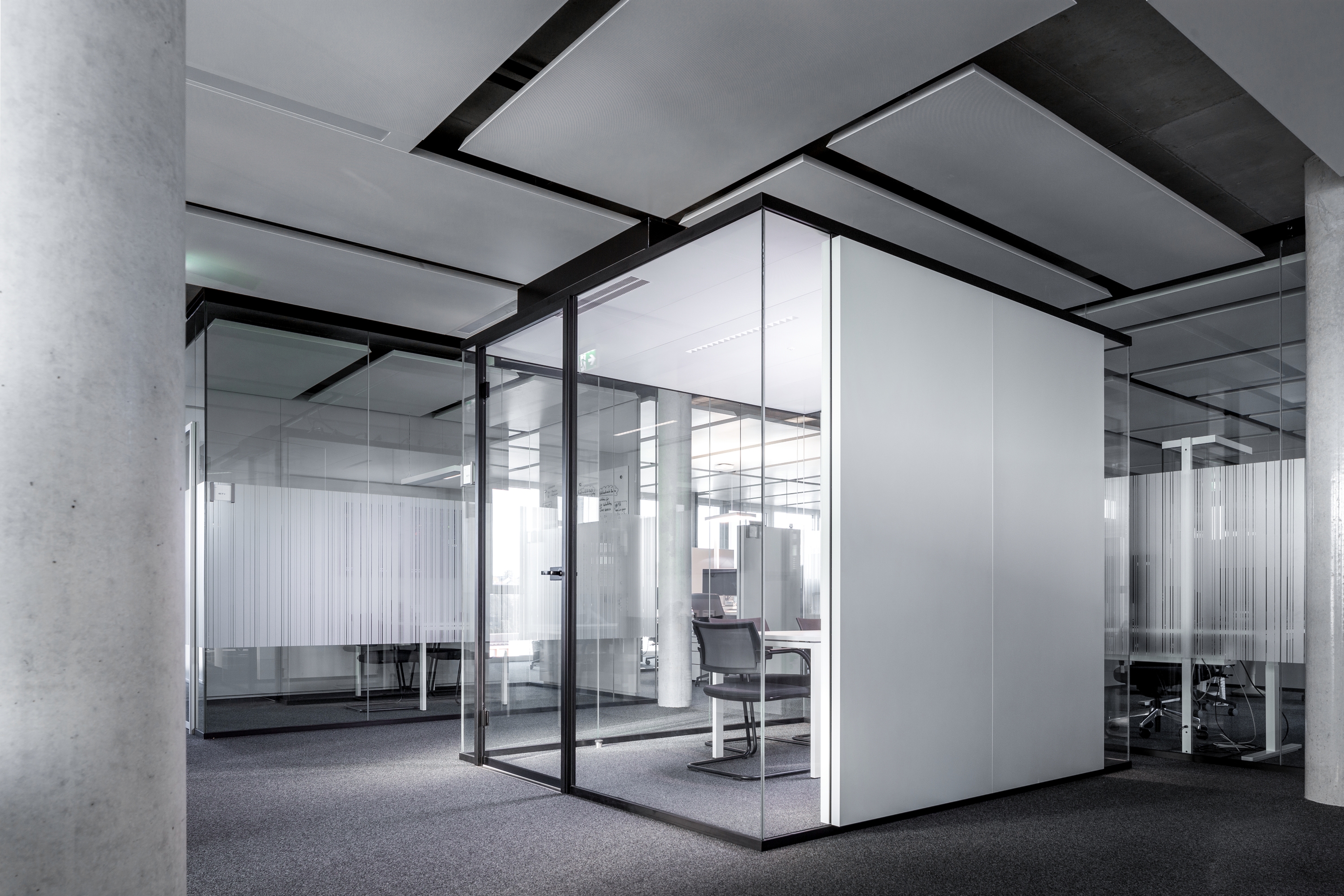 Display product Lindner Cube solo from manufacturer Lindner Group