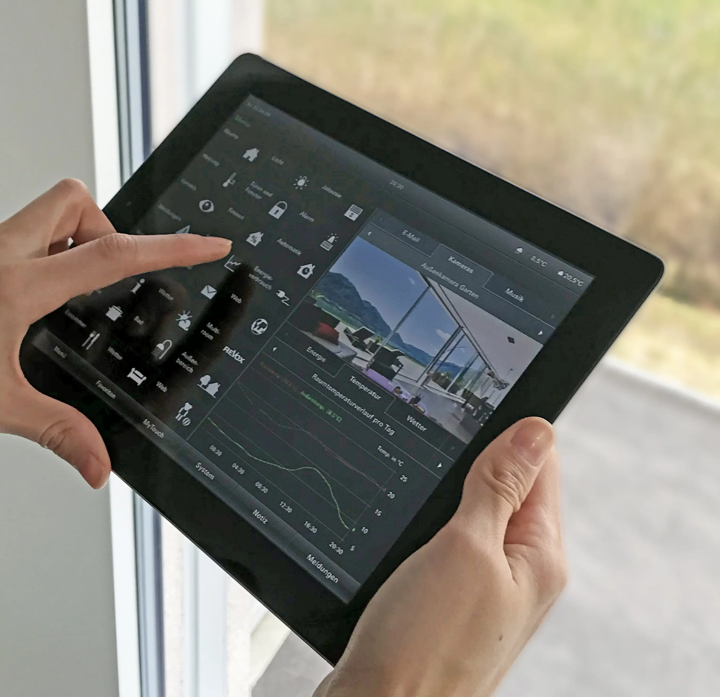 swissFineLine - Frameless sliding windows with automation