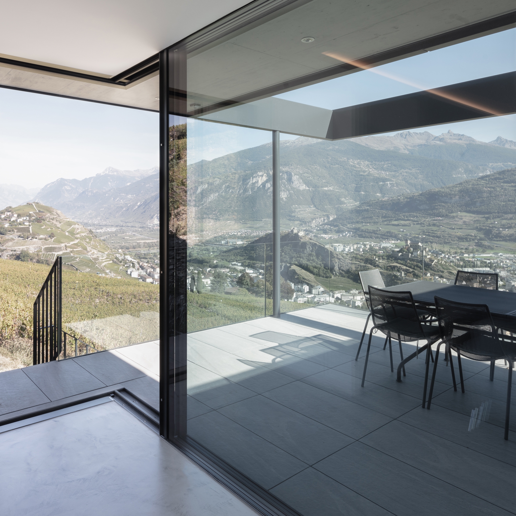 Display product Frameless sliding windows with niche solution from manufacturer swissFineLine