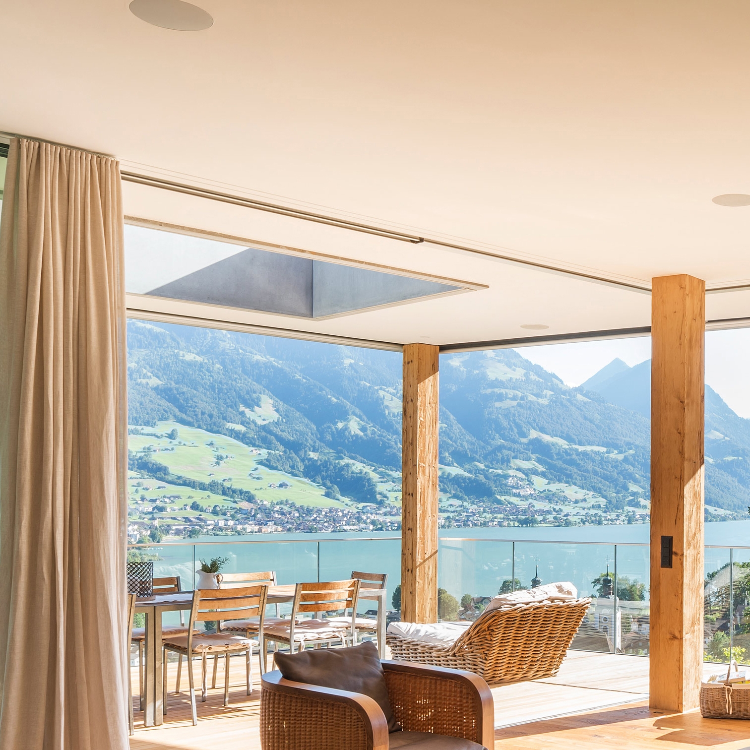 Mostra il prodotto Wood frameless sliding windows with a wooden surface del produttore swissFineLine