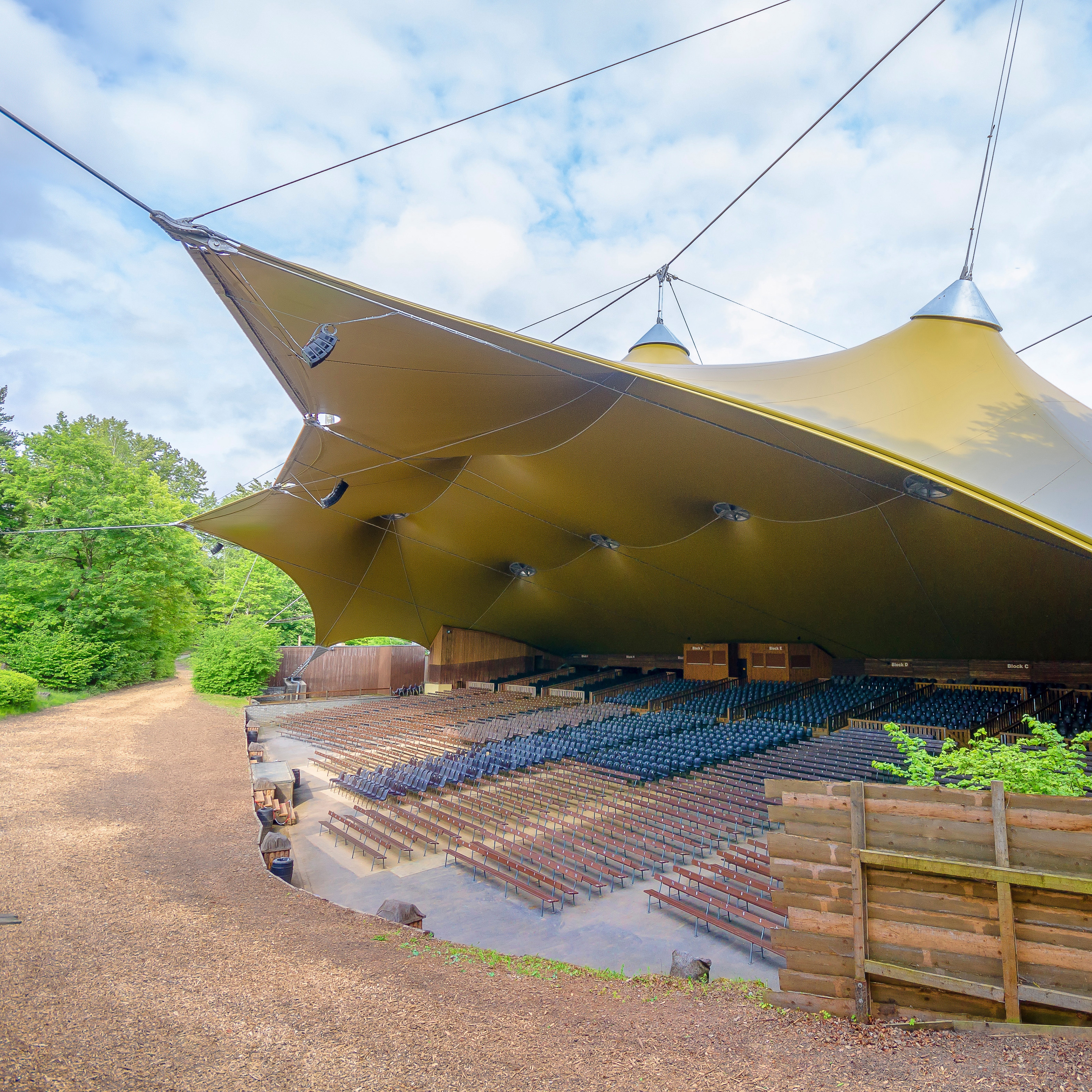 Afficher le produit Grandstand roofing du fabricant Koch Membranen